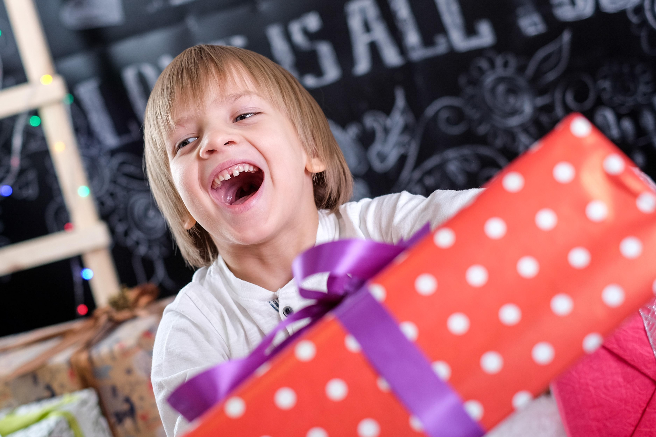 мальчик держит подарок