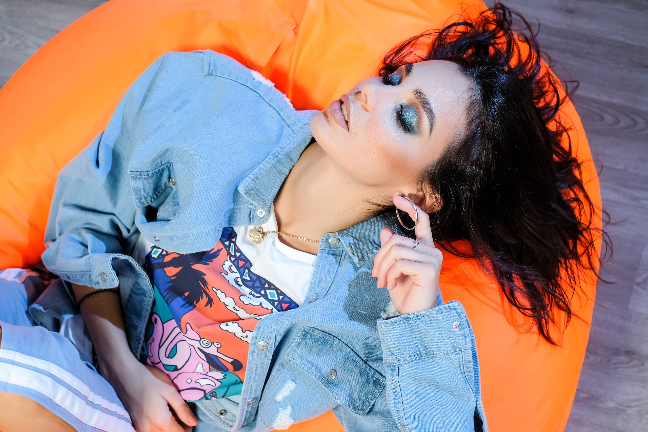 Девушка необычный портрет лежит