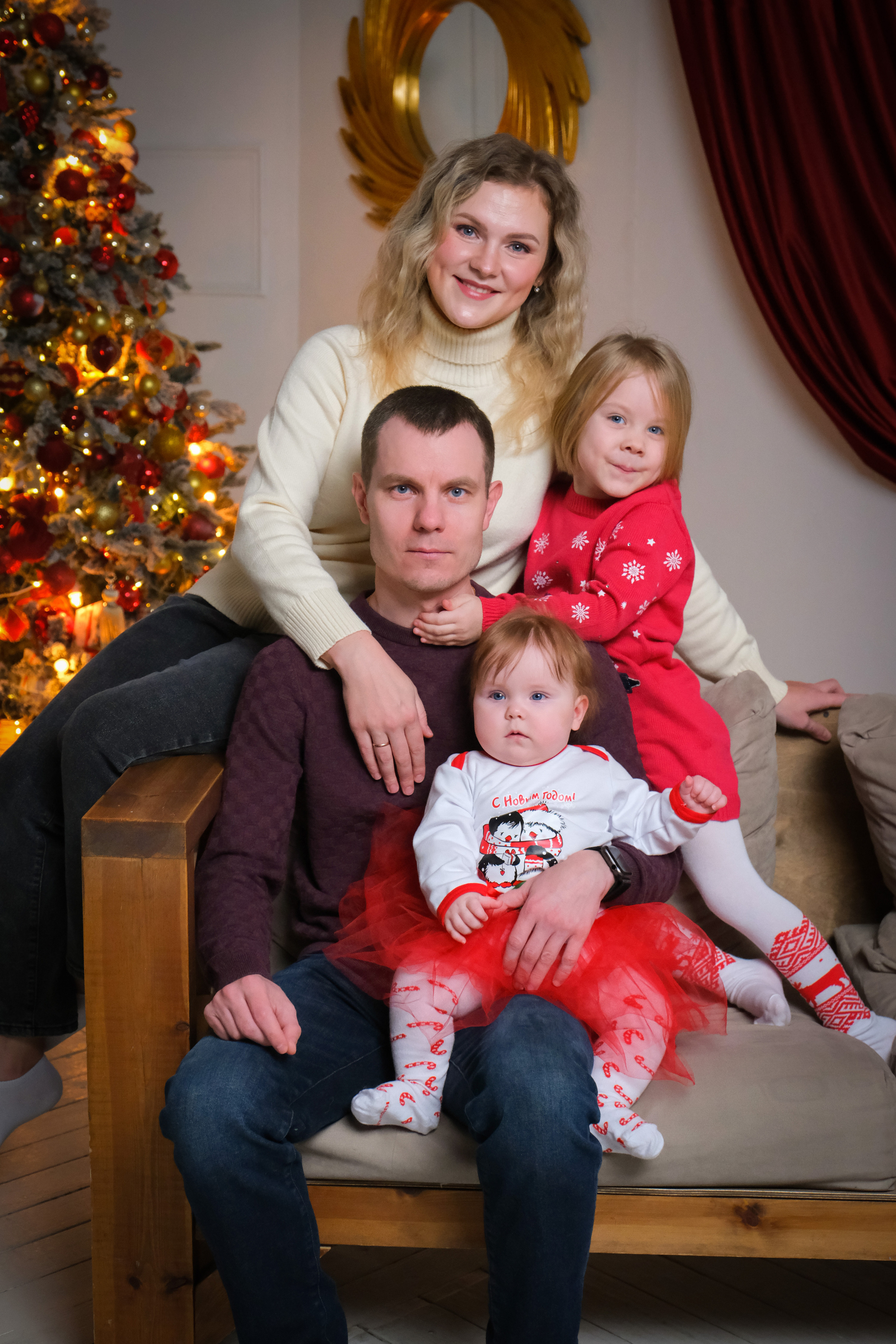 Фотосессия. Семейная фотосессия в новогоднем декоре у елки