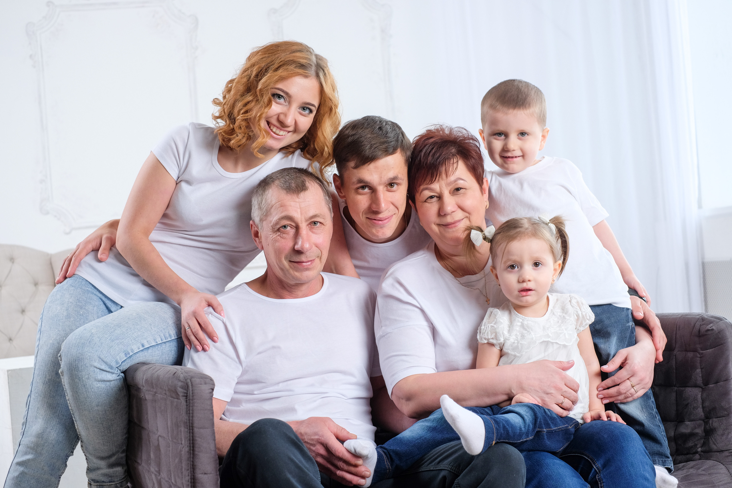 Семейная фотосессия на диване 