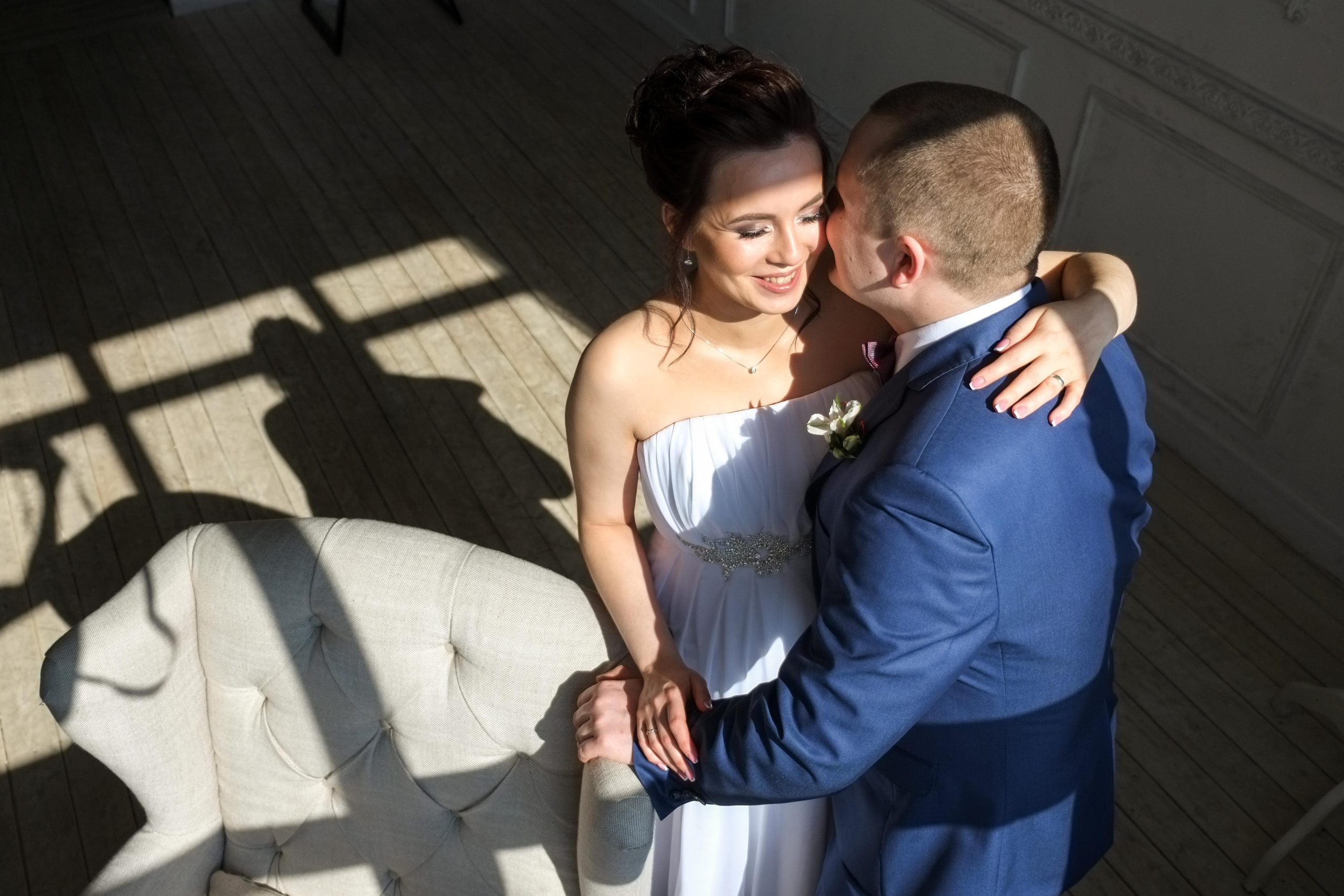 Свадебная пара танцует 