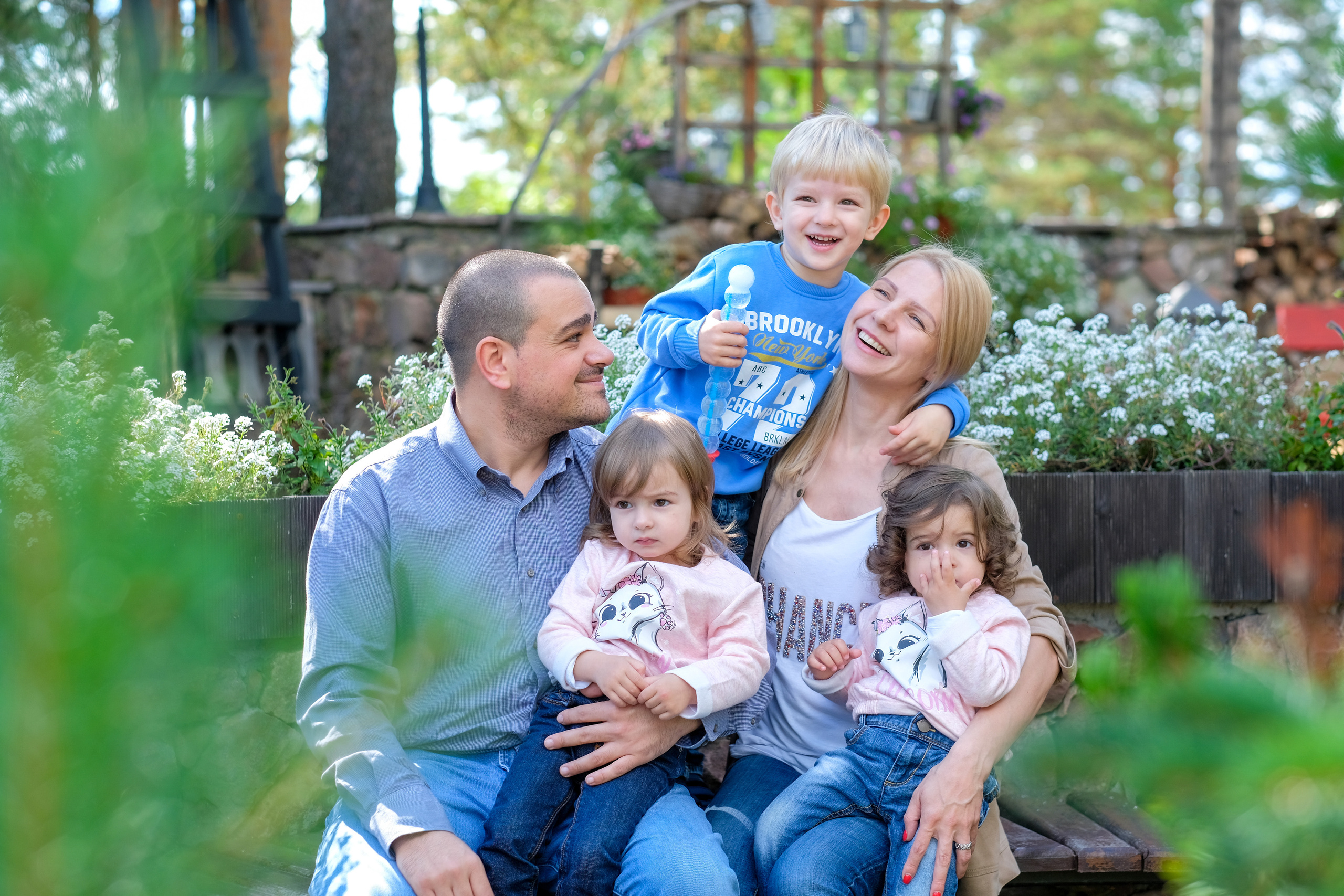 Семья в парке  улыбки