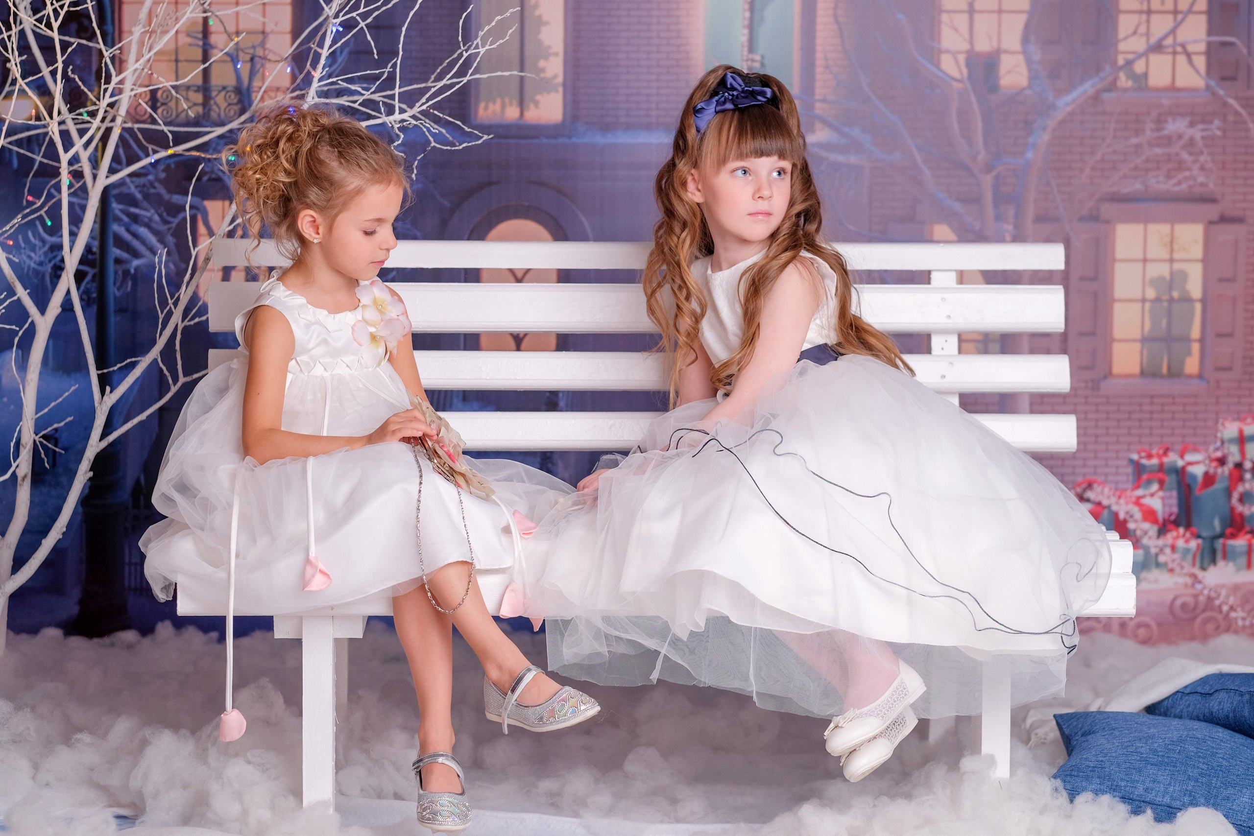 Девочки в студии на скамейке