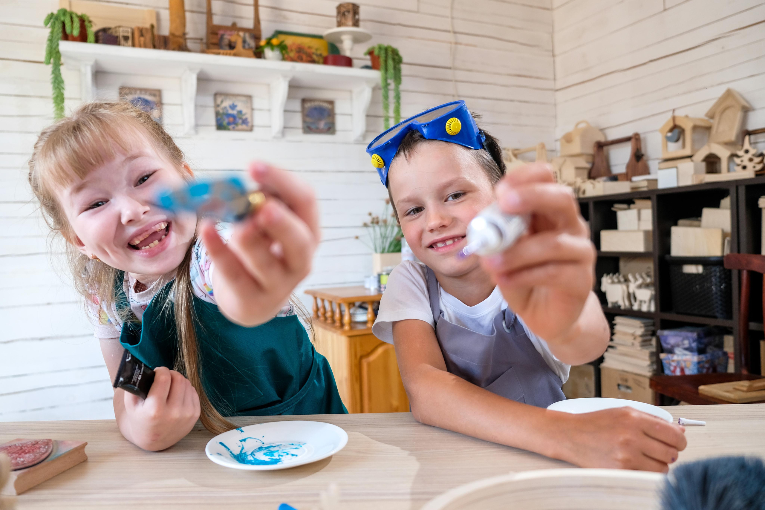 Дети с игрушками