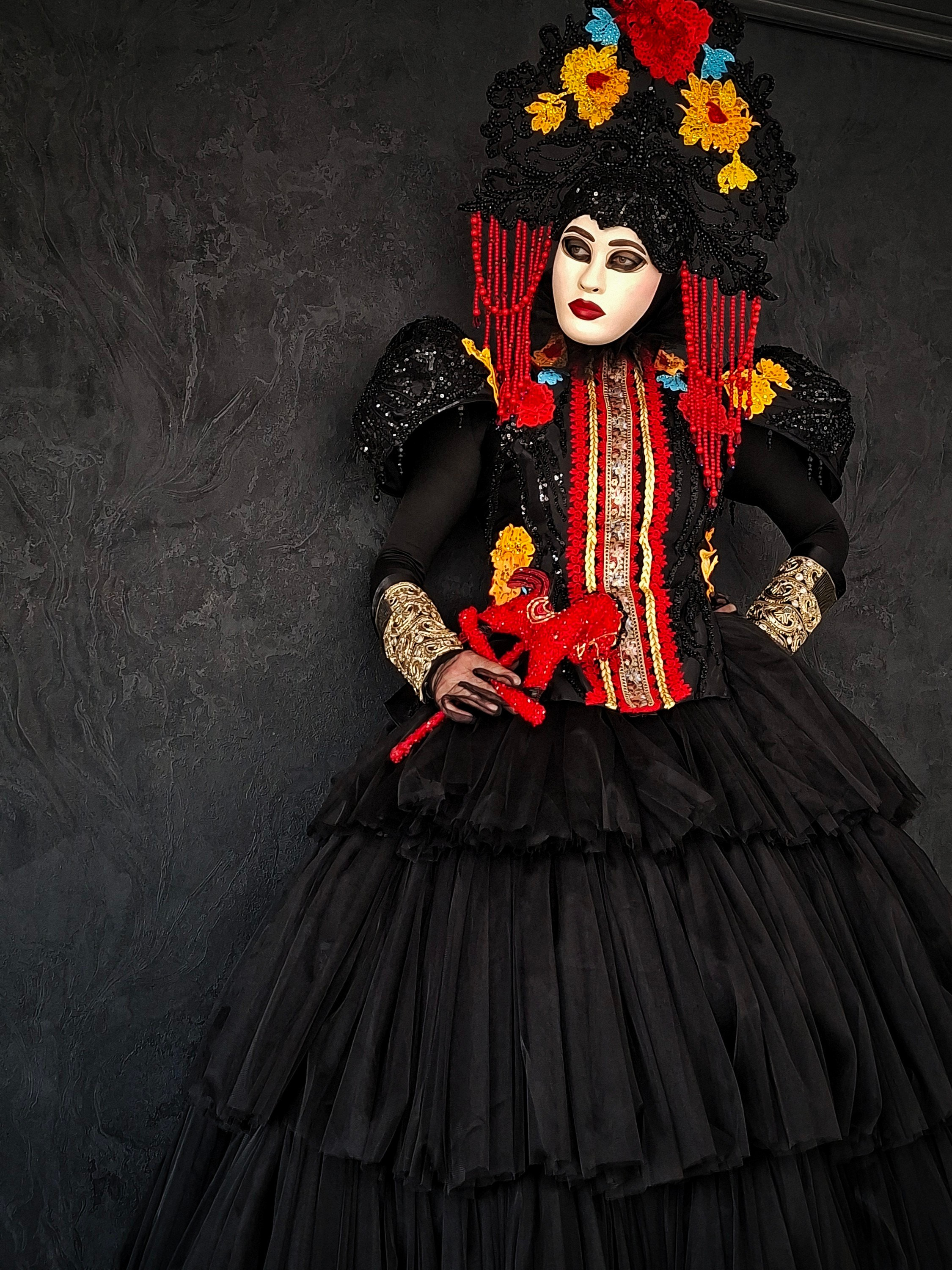 Чёрный костюм в русском стиле. Мимы и Ходулисты на встречу гостей. Москва