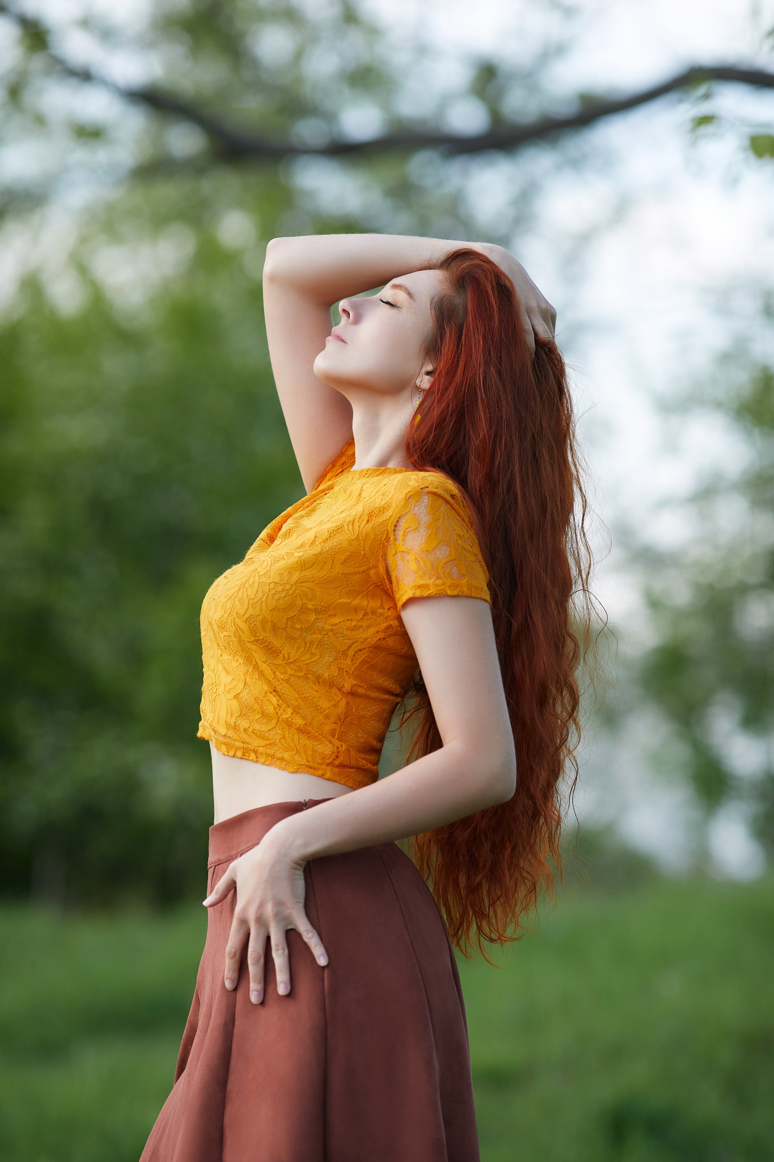 Весенняя фотосессия с девушкой в лесу - пример идеи и позы для фото