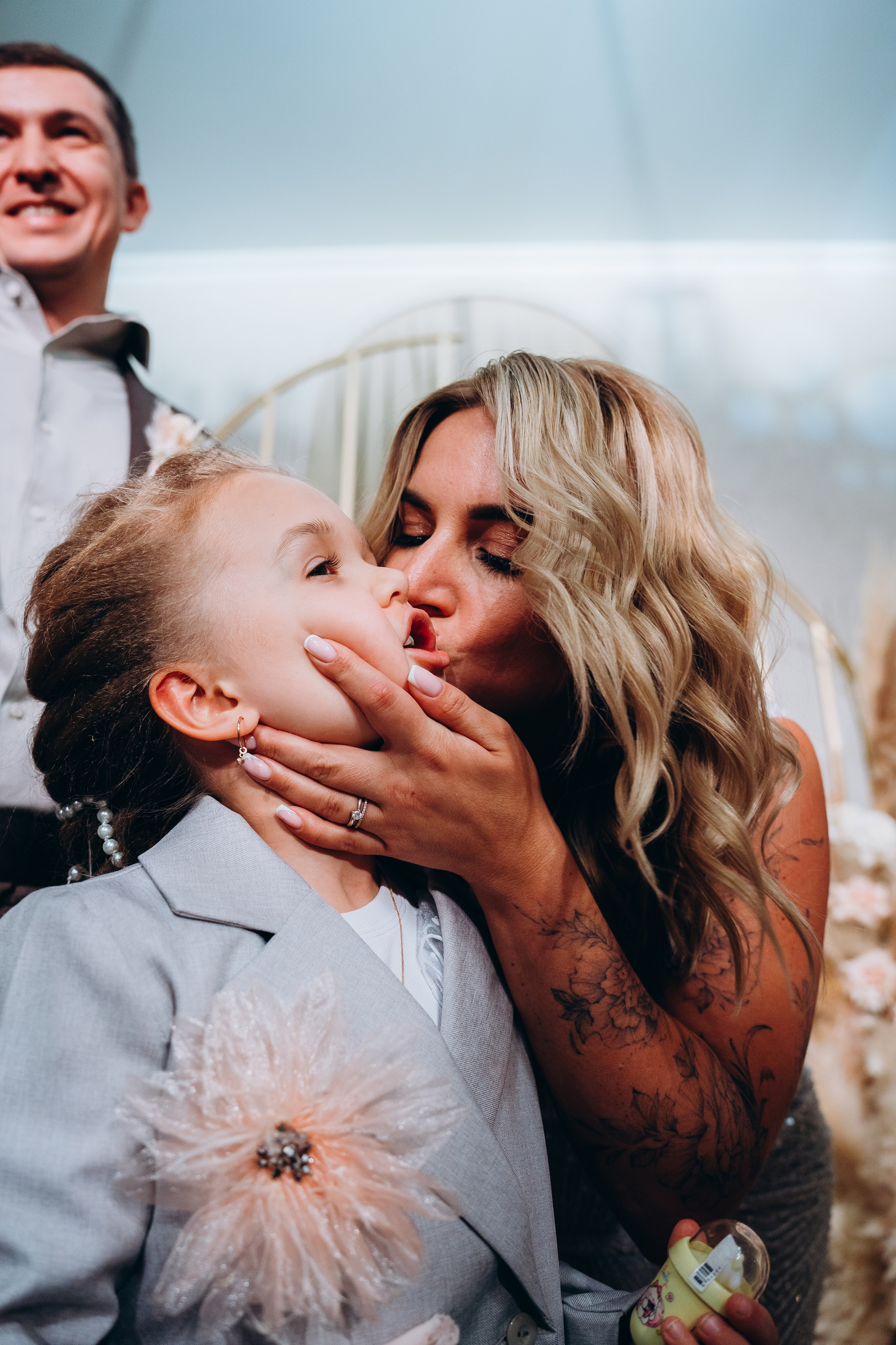 Родители поздравляют молодоженов — трогательные моменты семейного праздника, запечатленные фотографом в Москве.