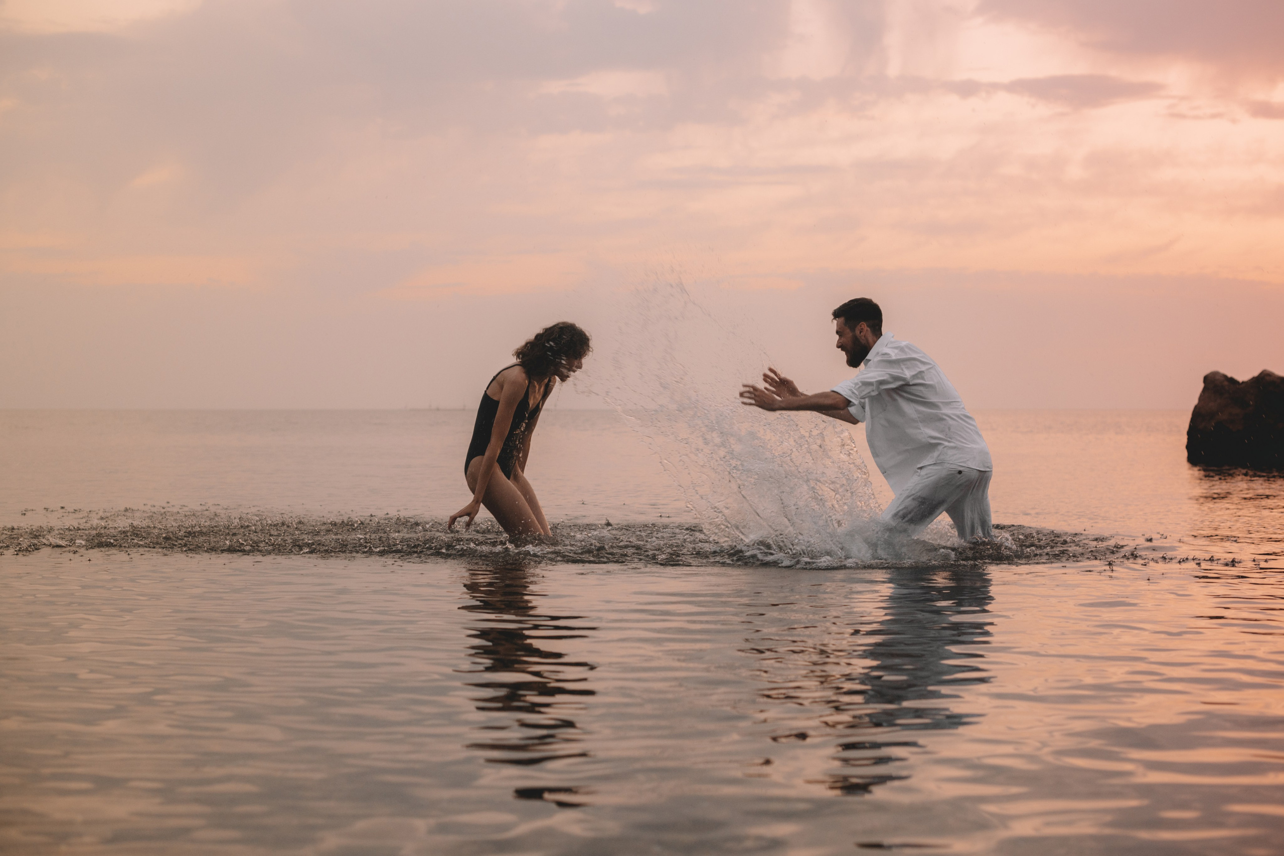 Свадебная фотосессия в Щелкино ,Бухта Космонавтов. Выездная церемония на берегу моря Крым. Свадебный и семейный фотограф и видеограф, Крым, Москва, Санкт -Петербург