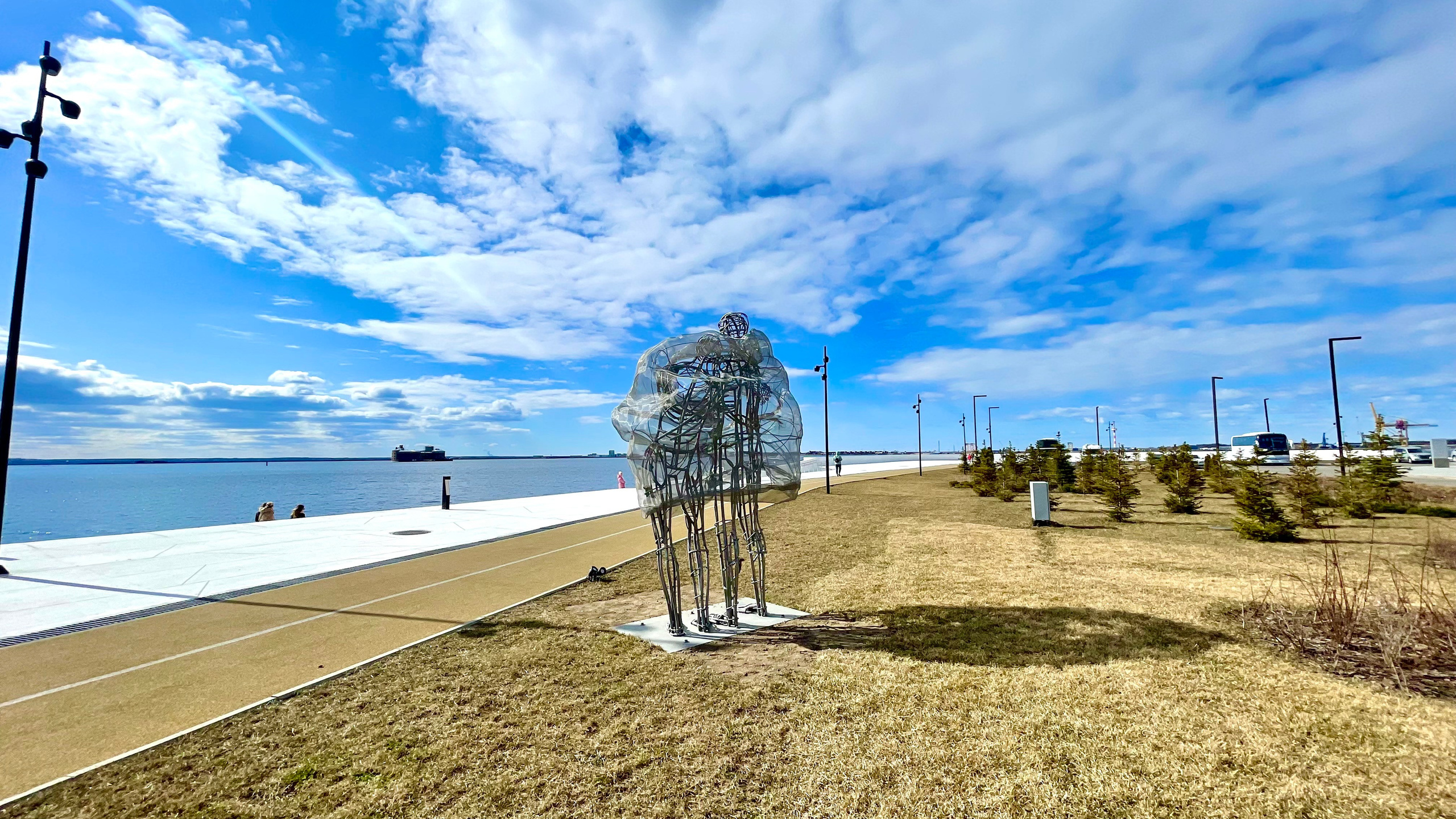 Вдвоем / СПб / Кронштадт / парк «Остров Фортов"/ набережная/ 03.2025. Художник — скульптор Антонина Фатхуллина