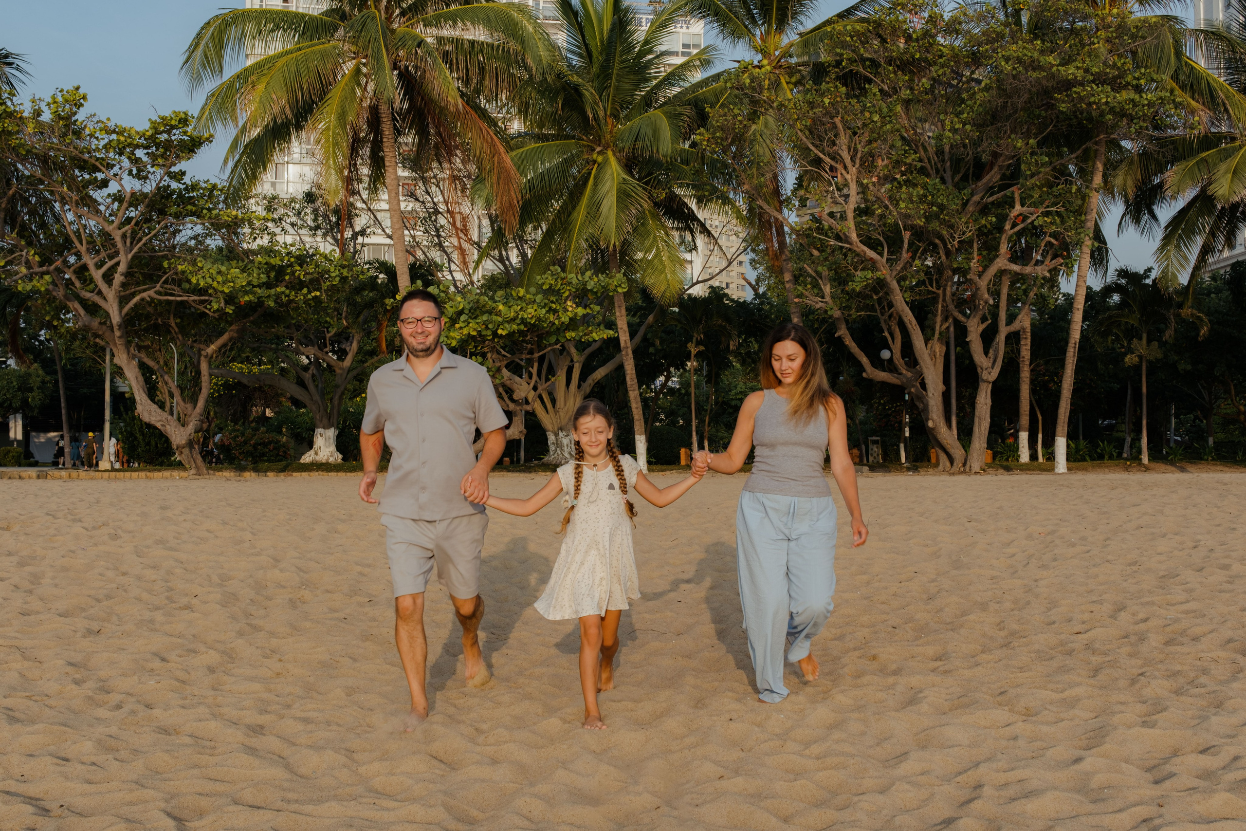 Mother and daughters. Portrait photographer Nha Trang | Julia Meshanina
