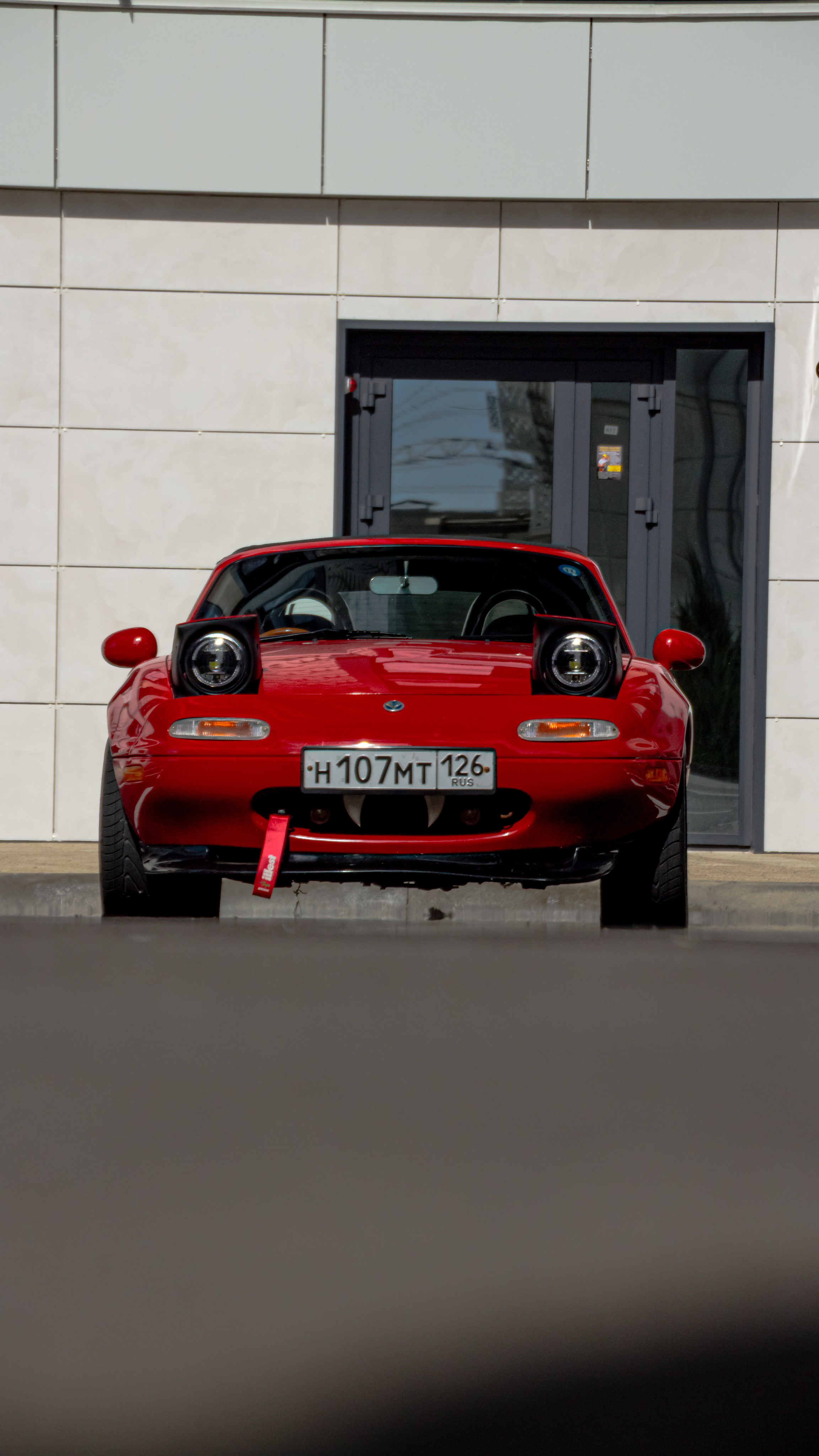 Фото Mazda MX-5 Miata (Eunos Roadster) NA: красный родстер