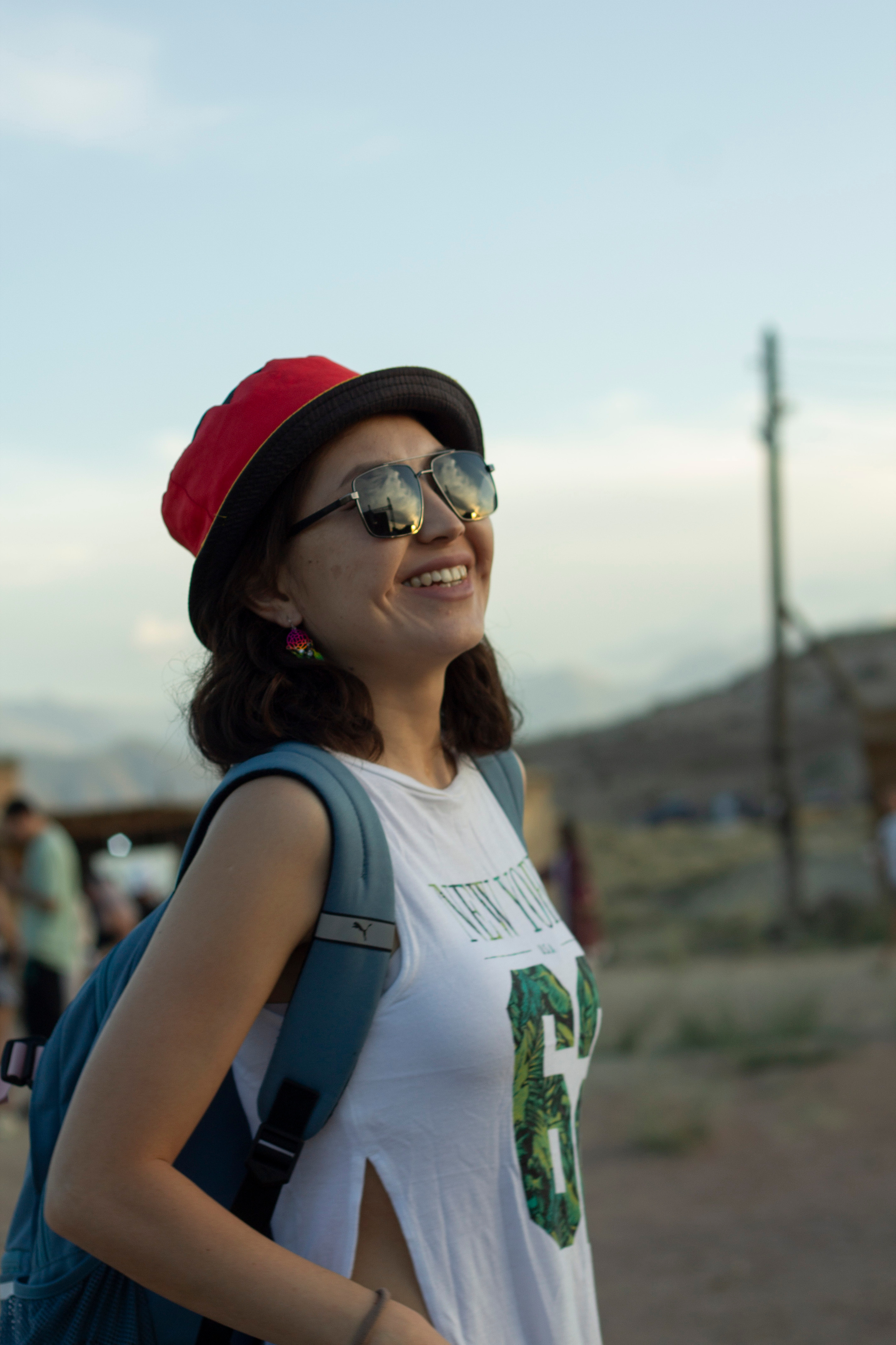Девушка в панаме стоит у сцены на Көлфест Анна Карамурзина 