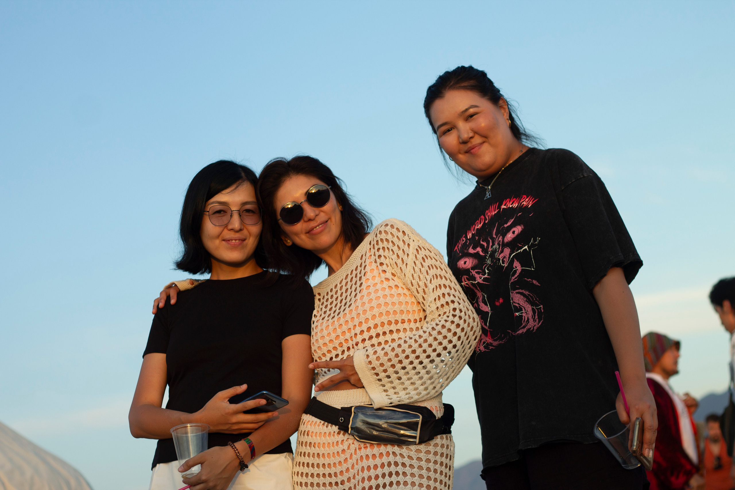 Три подруги в закатных лучах уходящего солнца на Көлфест 2023