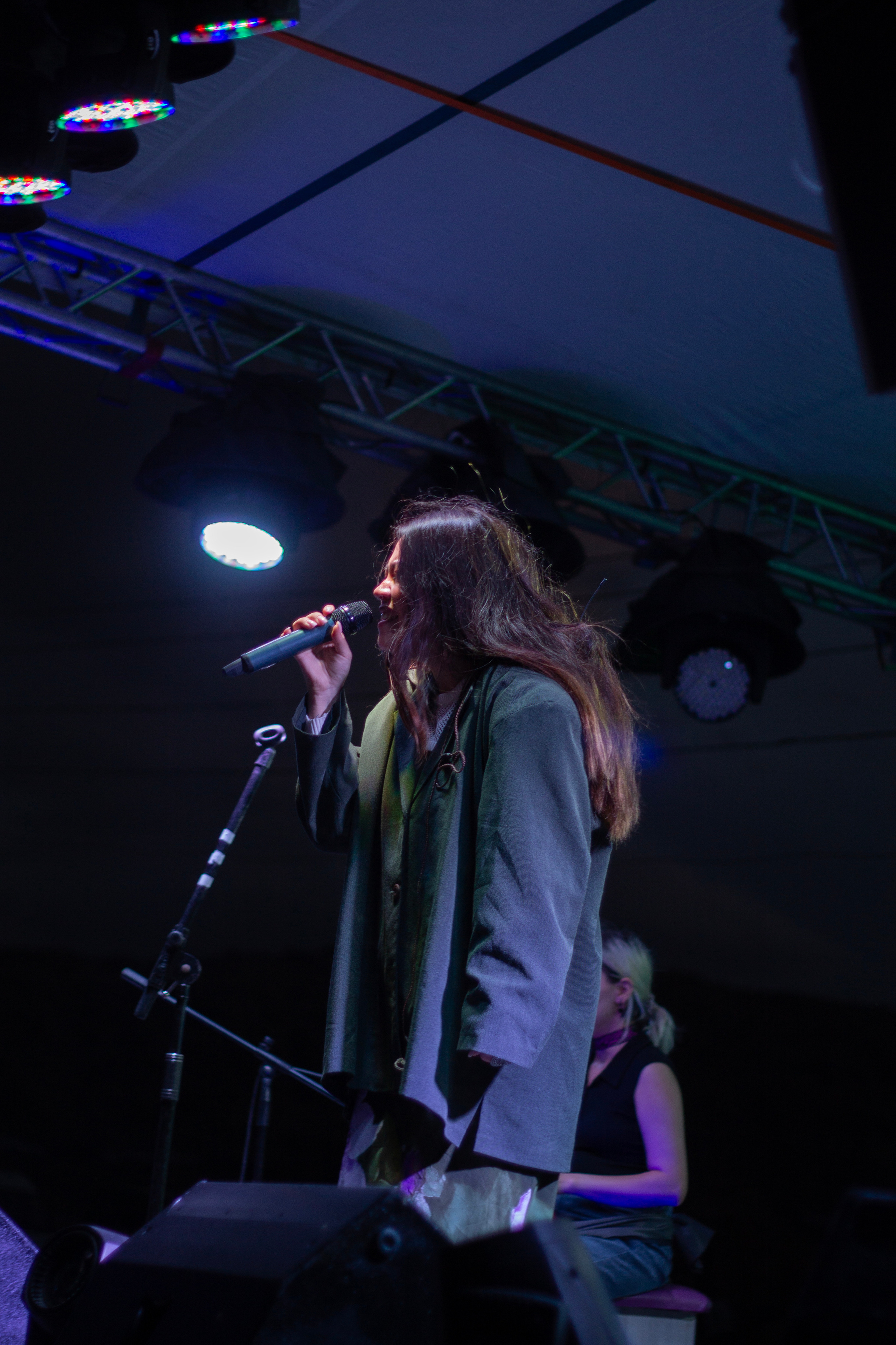 Портрет певицы Зере на сцене на Көлфест Анна Карамурзина