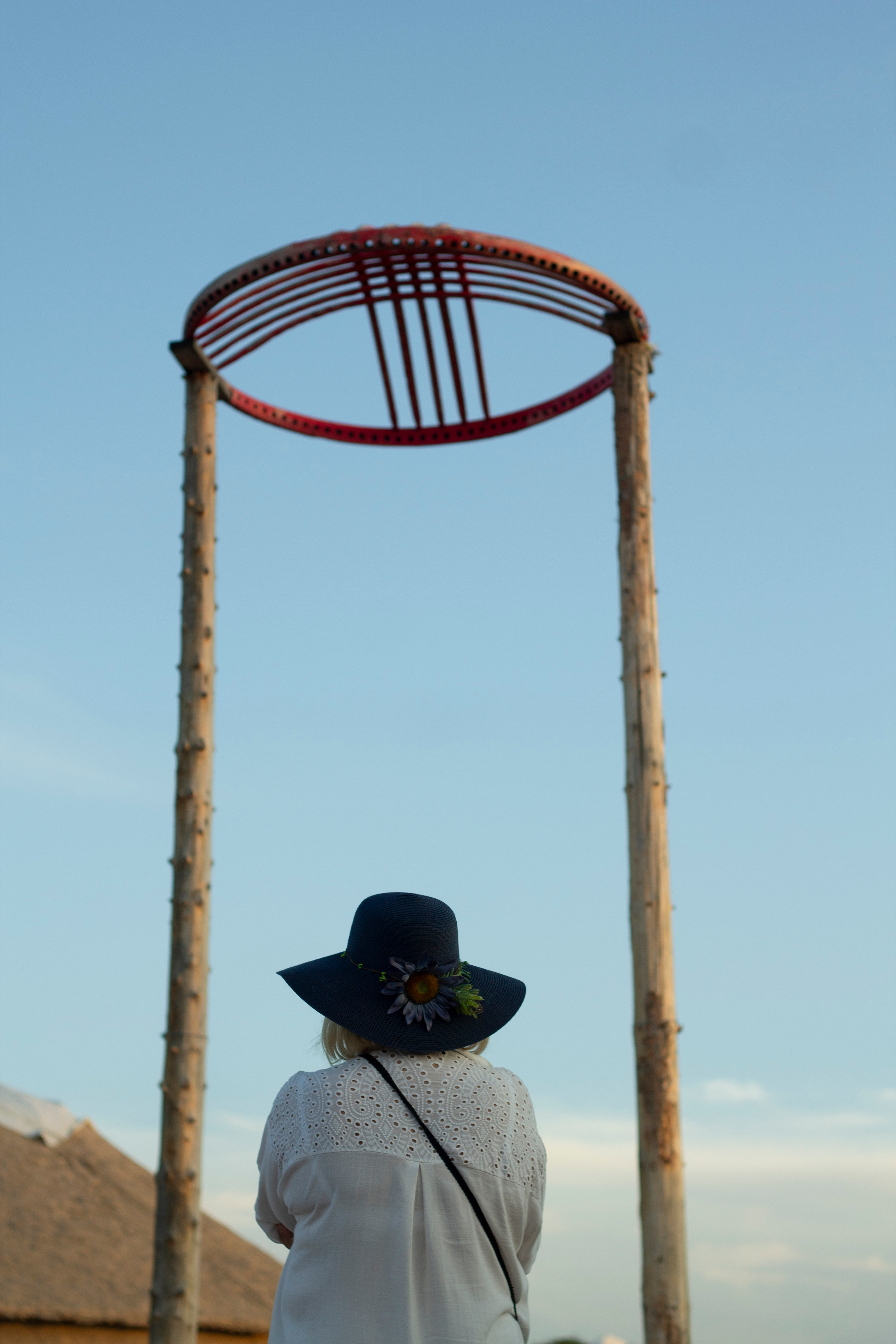 Женщина стоит под Түндүком на Көлфест фото Анна карамурзина 