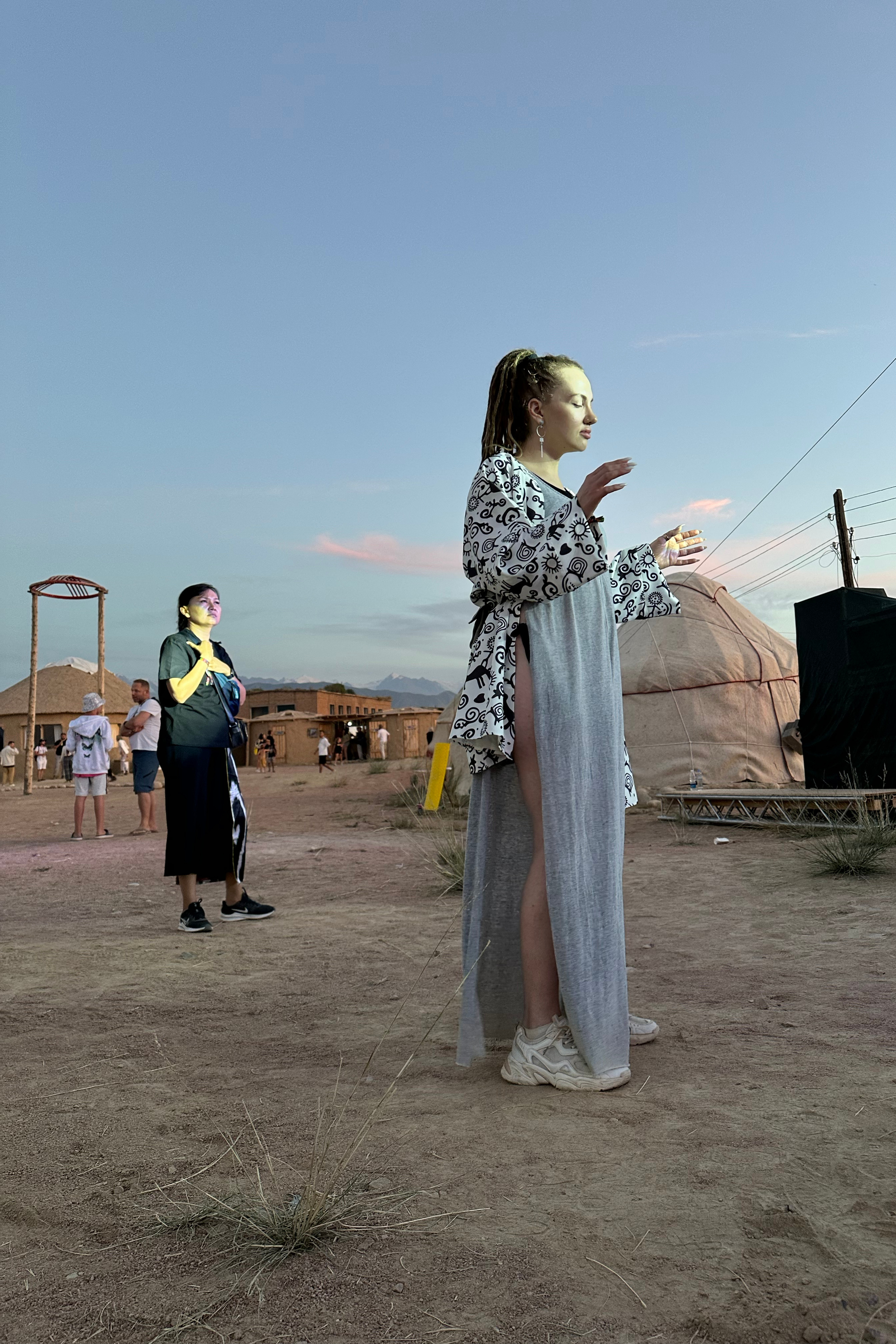 Девушка слушает музыку на Көлфест