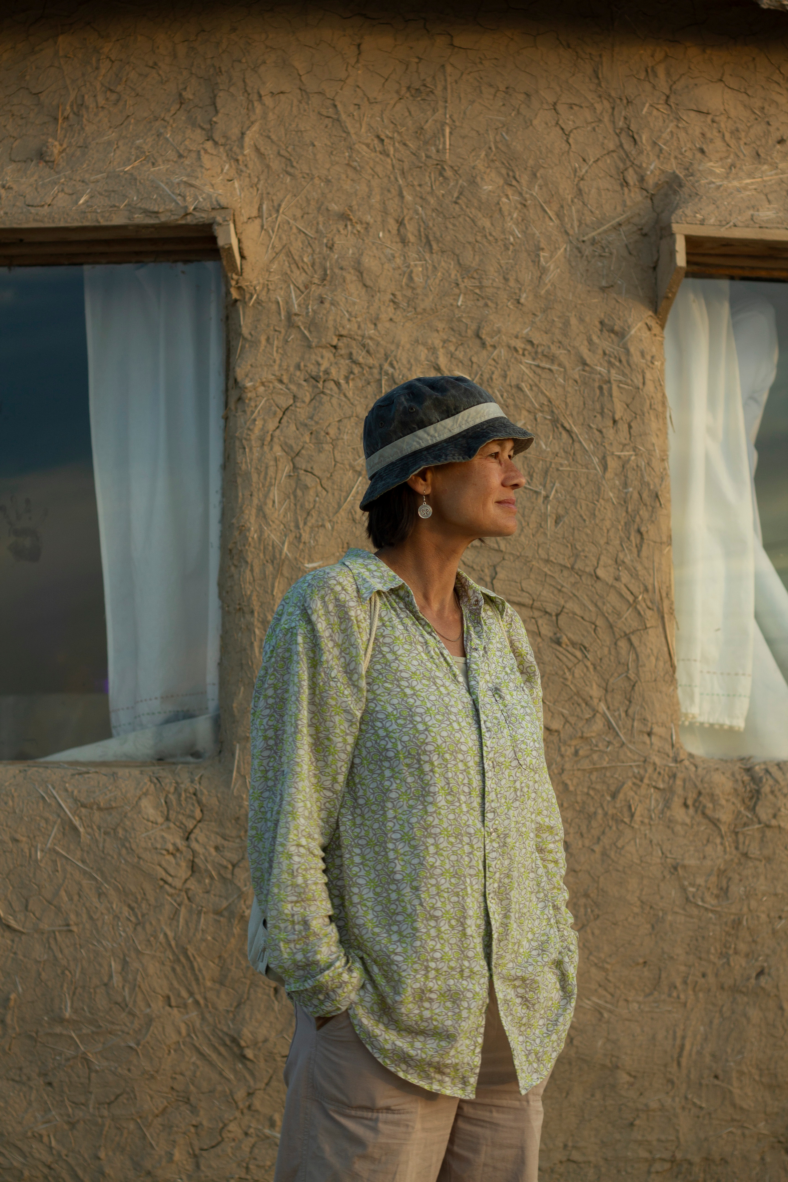 Женщина на фоне глиняной юрты на Көлфест