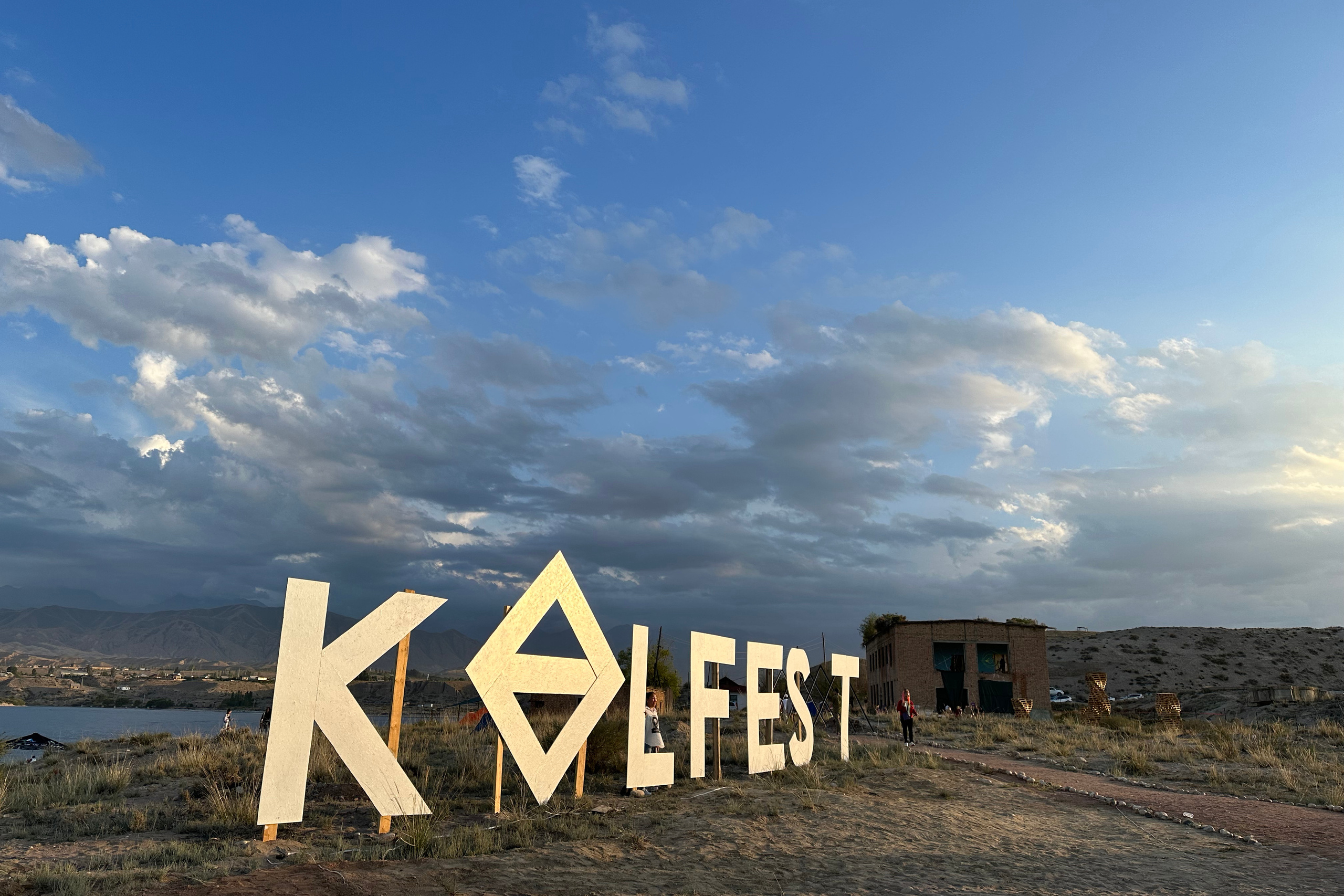 Буквы Көлфест на берегу иссык-куля 