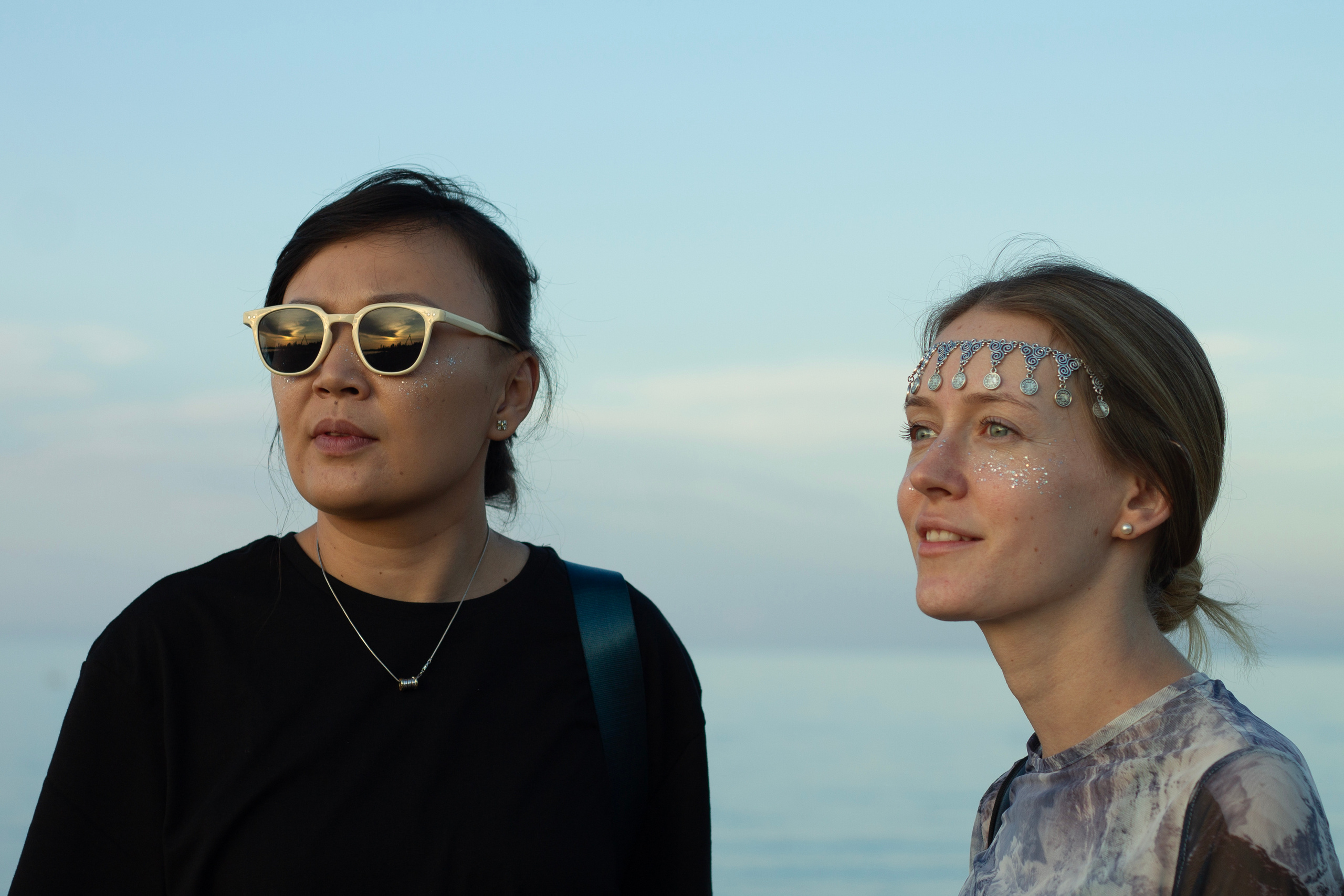 Подруги на Көлфест позируют на фоне голубого неба