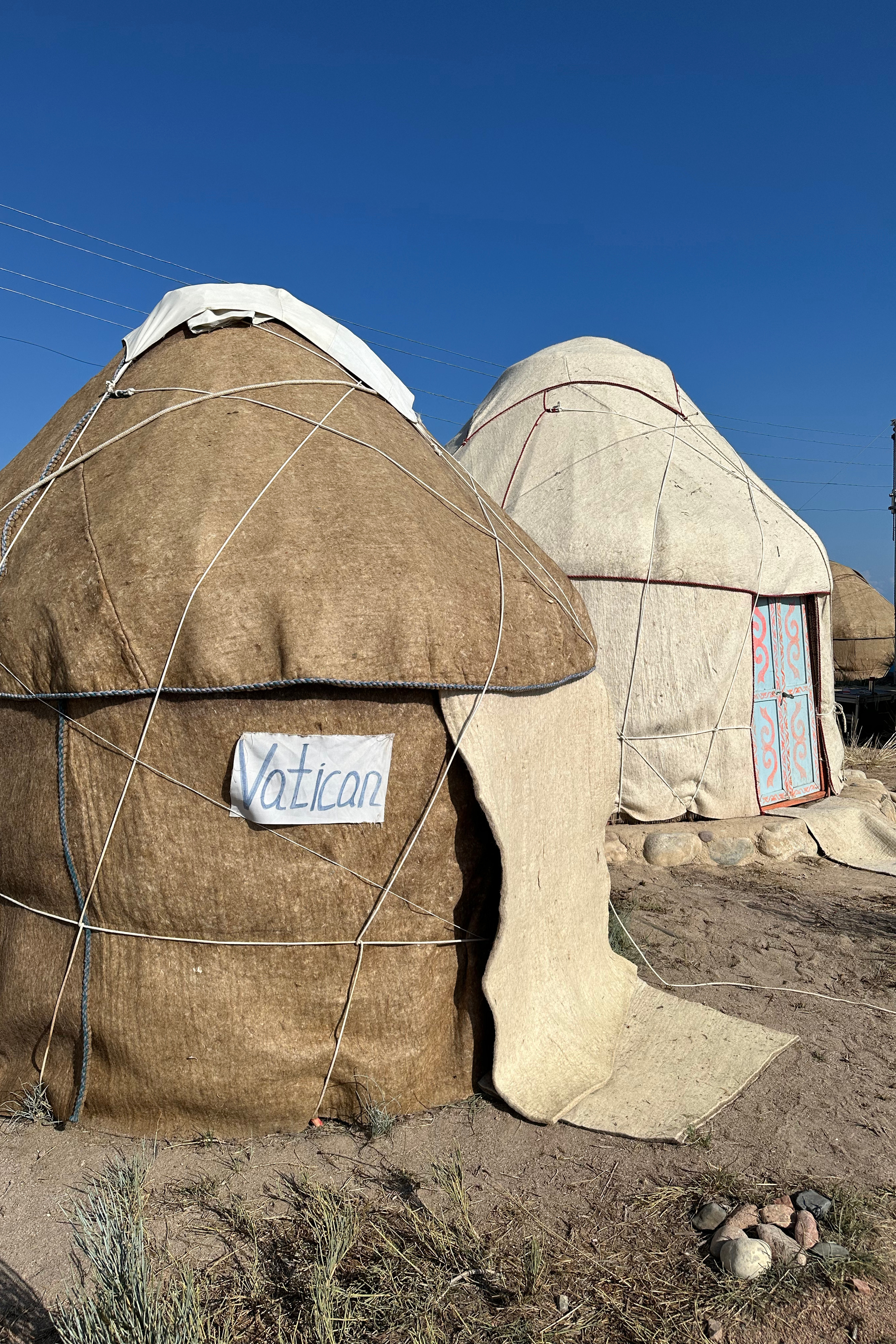 На юрте написано Ватикан Көлфест