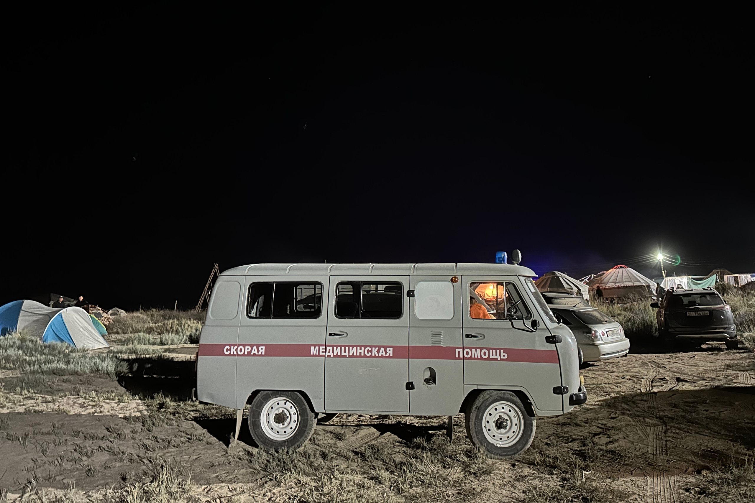 Карета скорой помощи на музыкальном фестивале на берегу Иссык-Куля в Кыргызстане на Көлфест