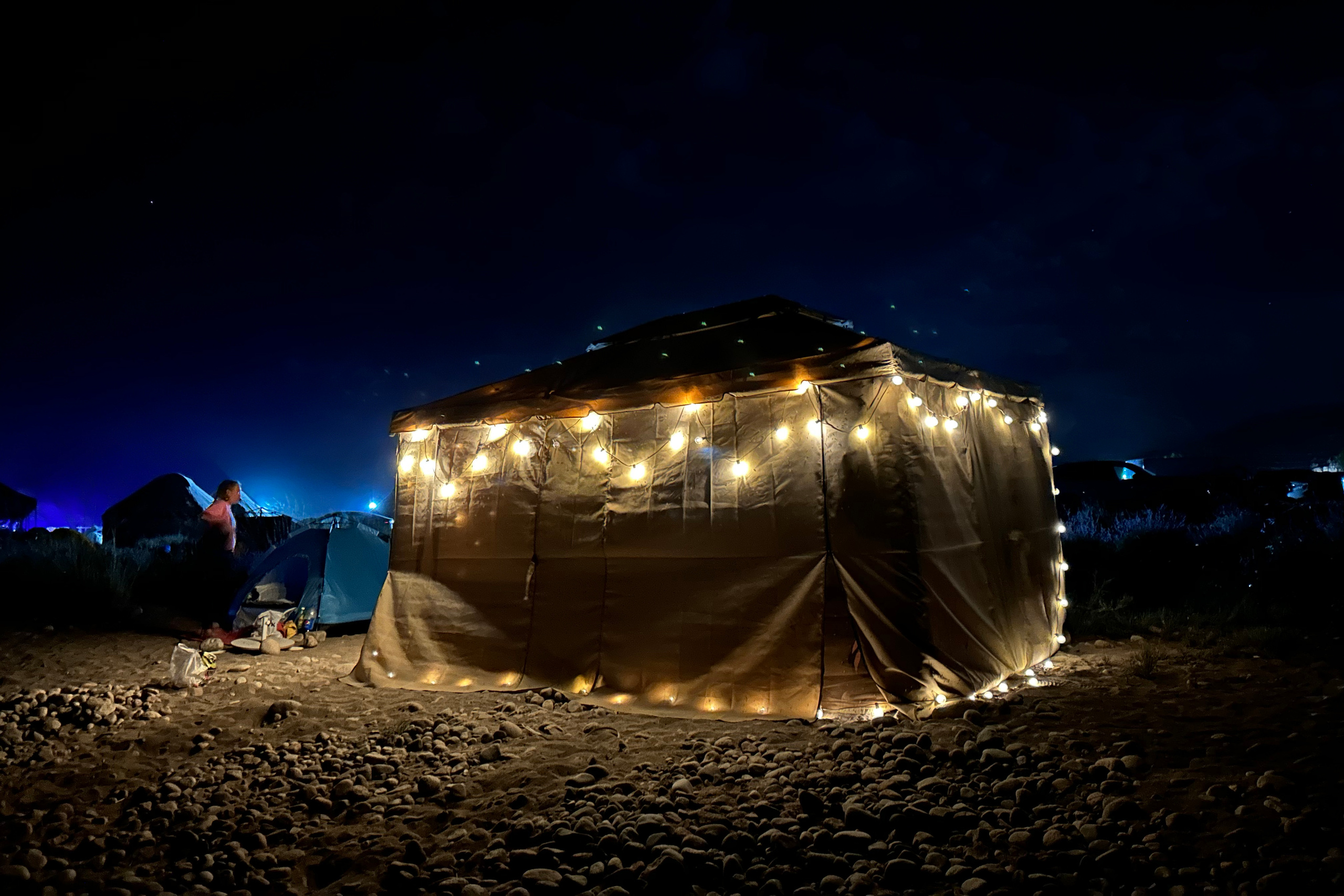 Фонарики горят на палатке на Көлфест 2023 АннаКарамурзина
