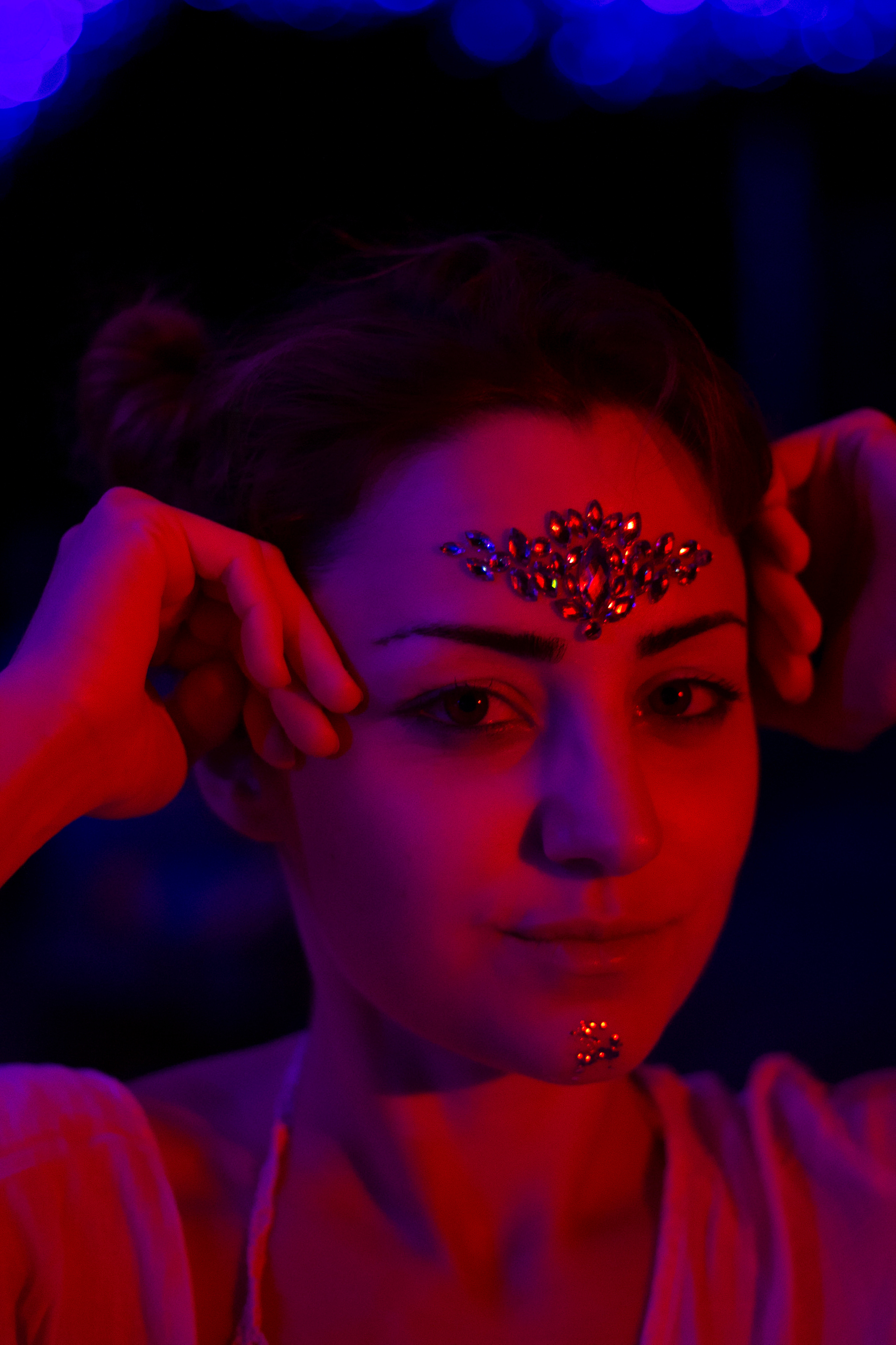 Девушка на Көлфест со стразами на лице 