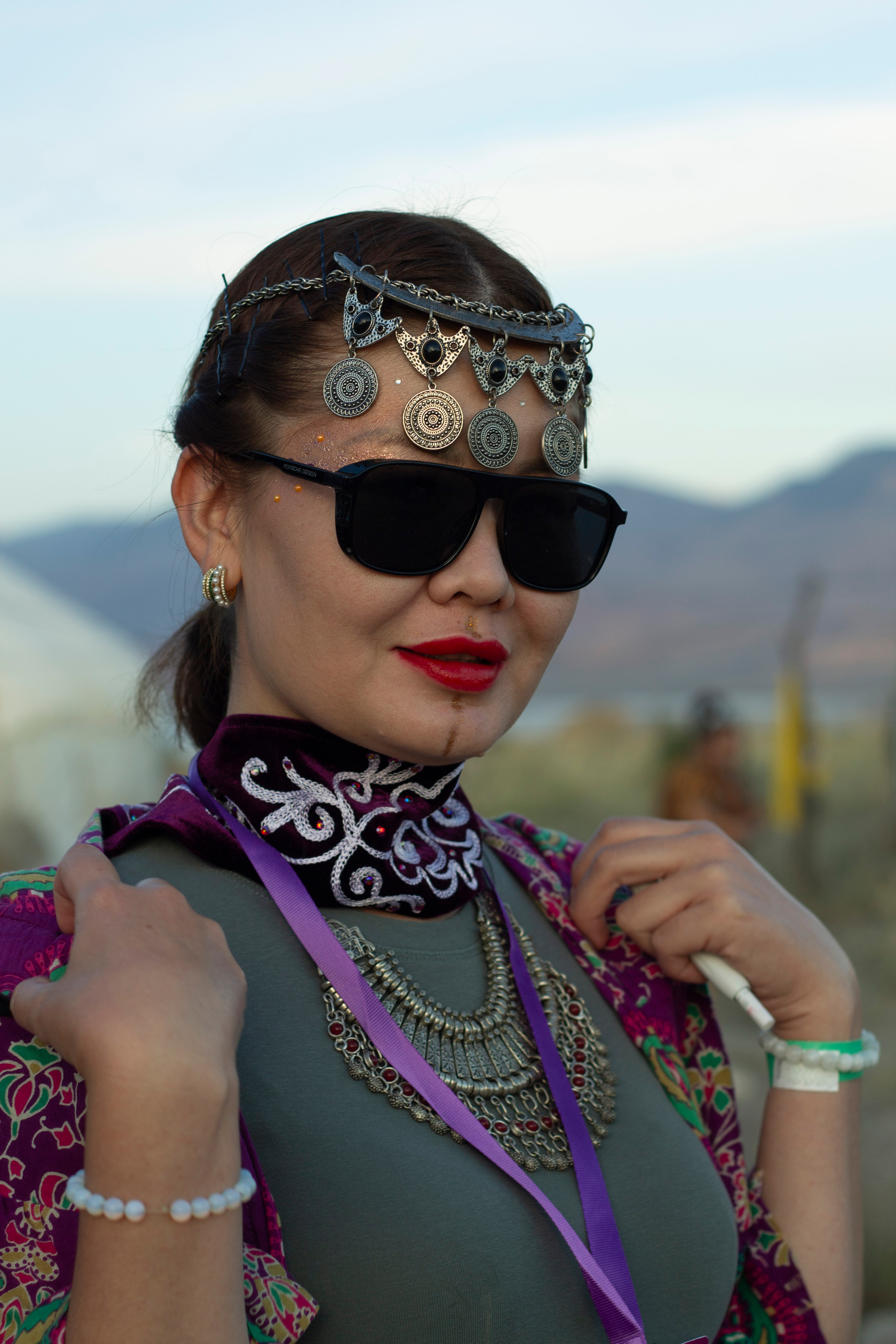 Портрет девушки в образе на Көлфест Анна Карамурзина фотограф Бишкек