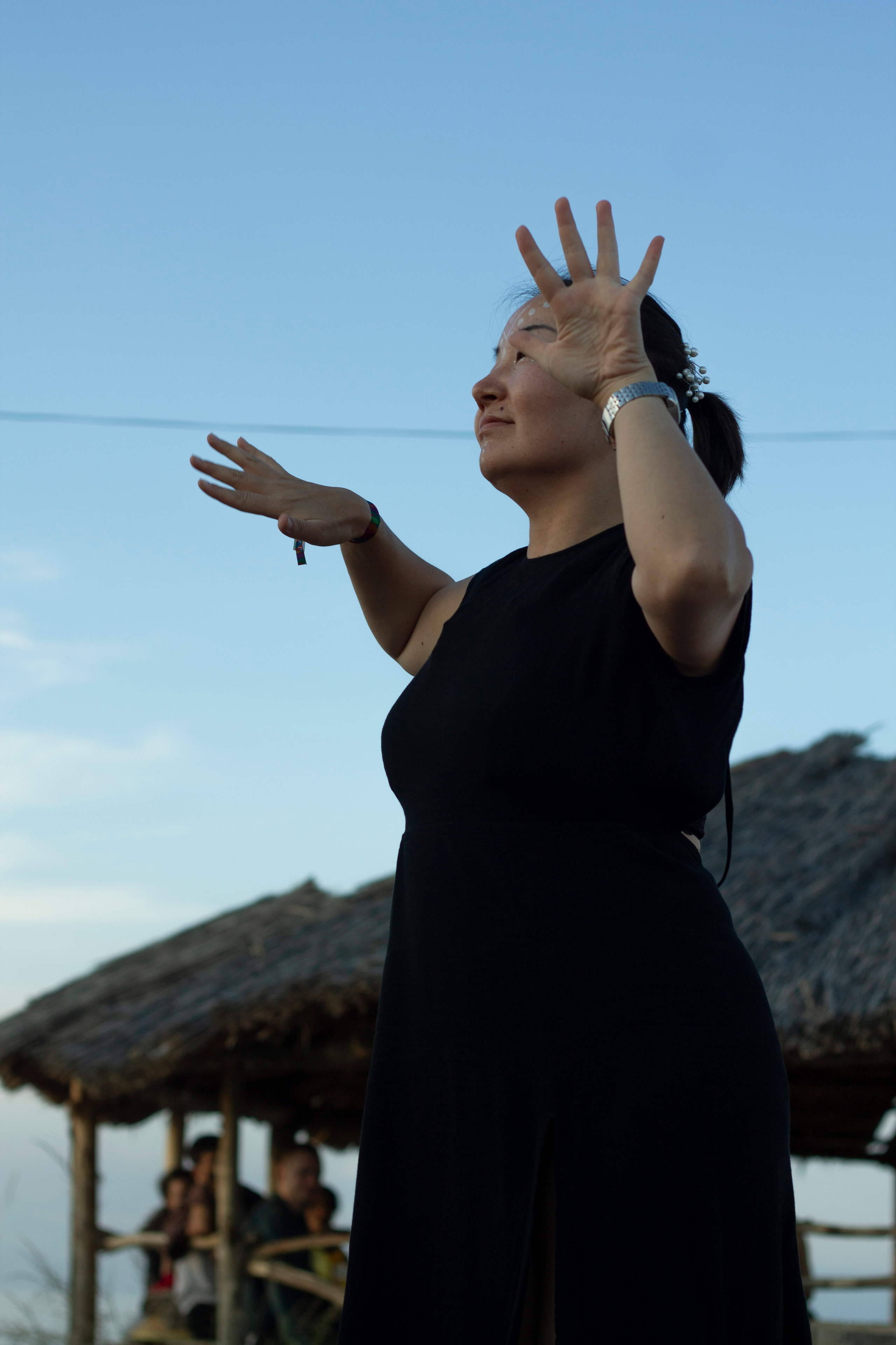 Девушка танцует под музыку Wonderzero на Көлфест