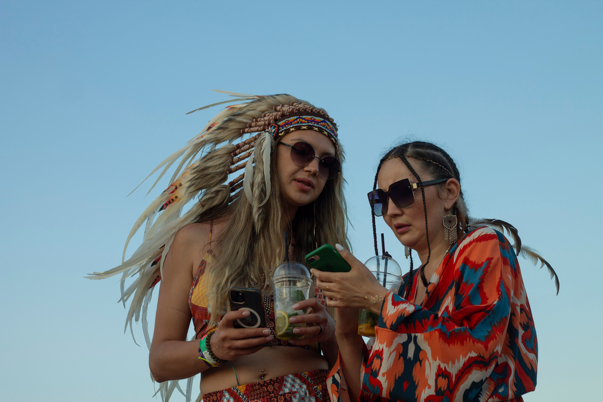 Девушки с перьями на фестивале музыки и искусства Көлфест 2023 в Кыргызстане