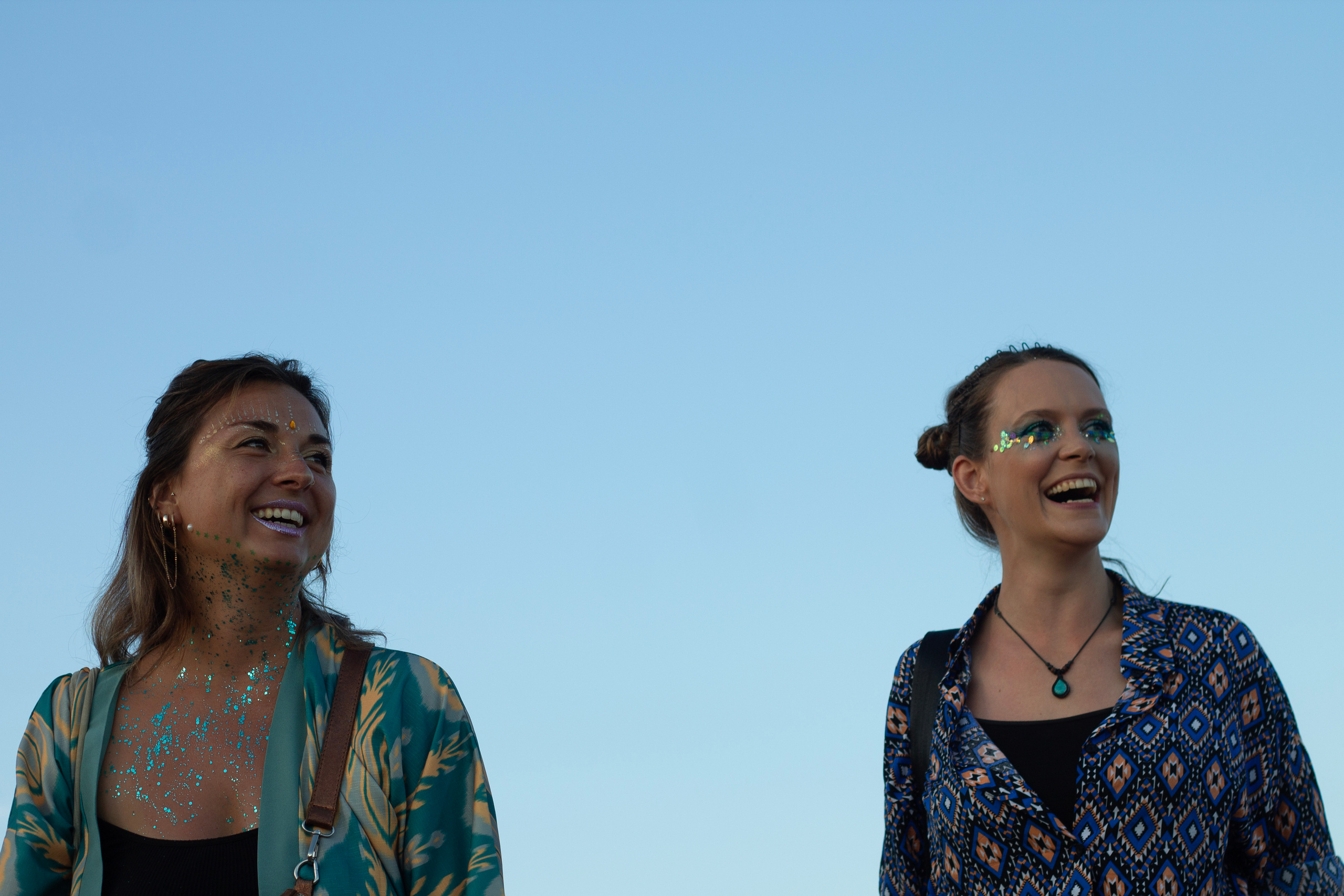 Девушки с блёстками на фоне неба Көлфест