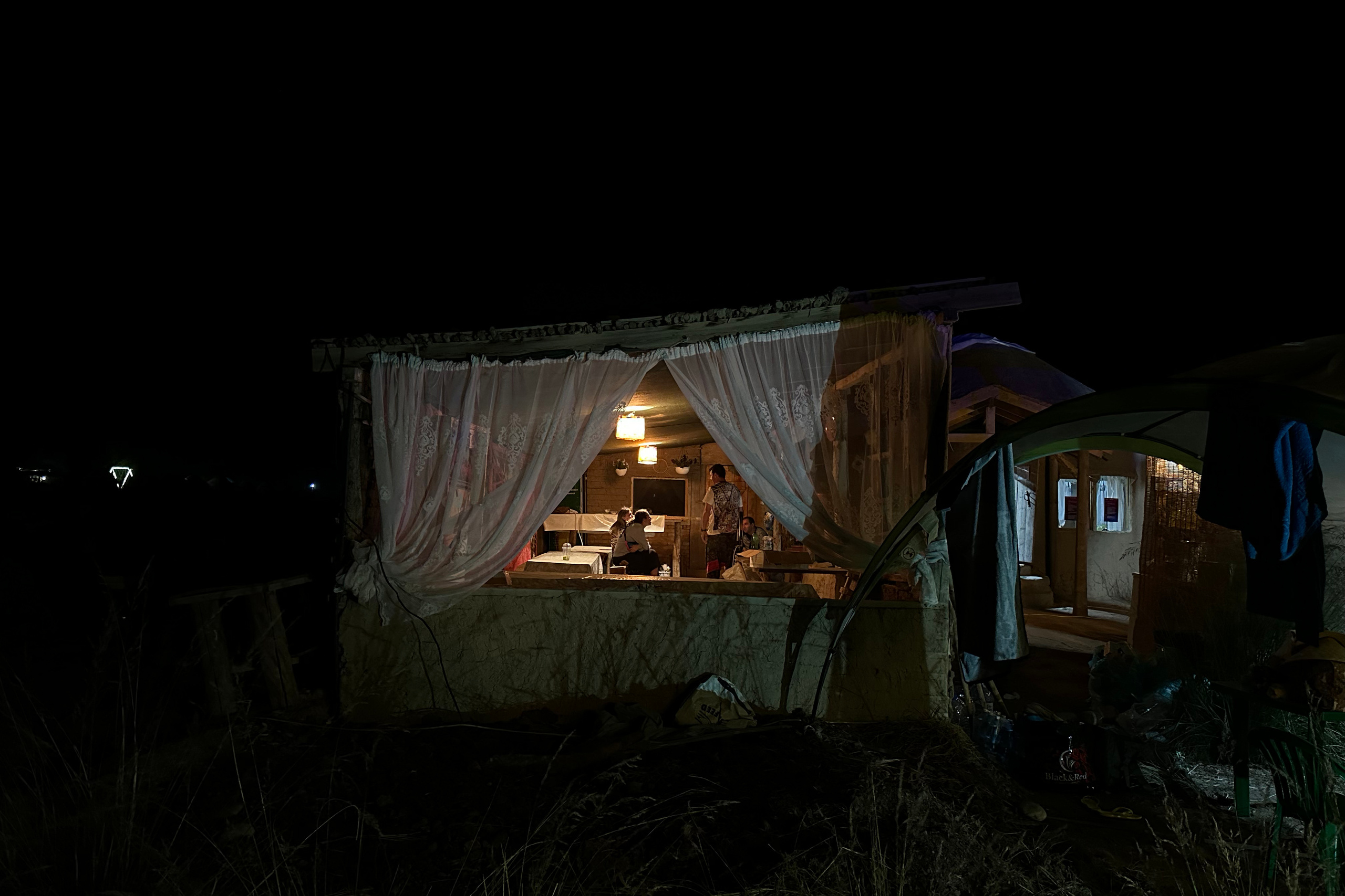 Люди в лачуге на Көлфест