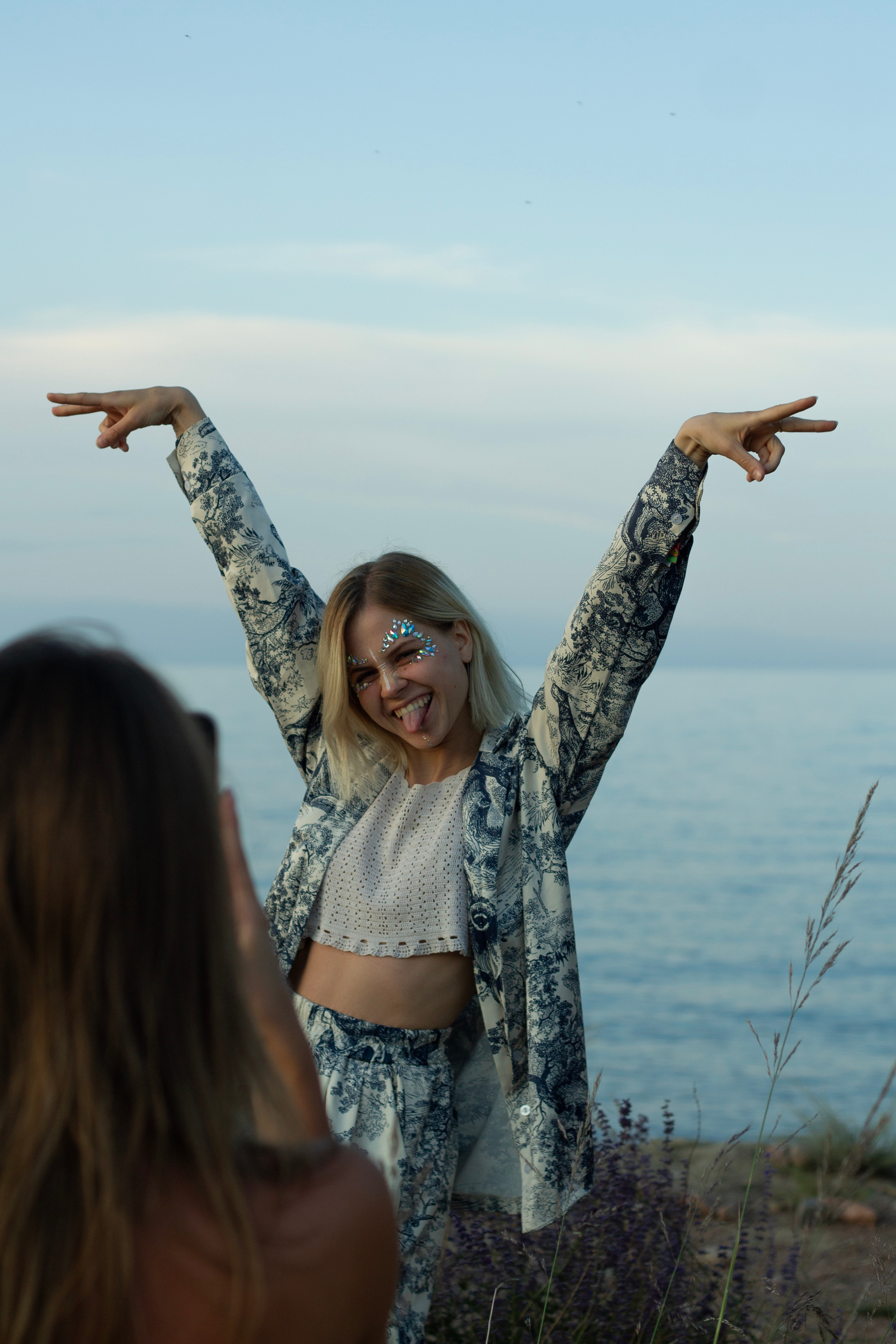 Участница фестиваля Көлфест позирует у воды 