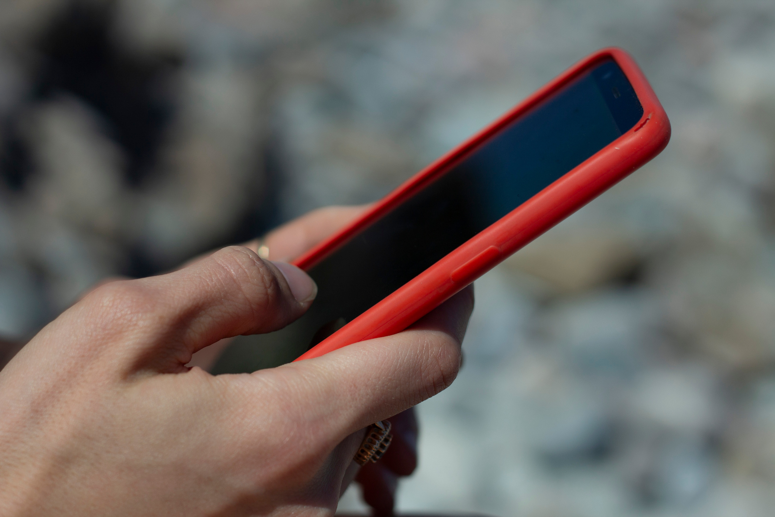 Телефон в руках участницы фестиваля Көлфест