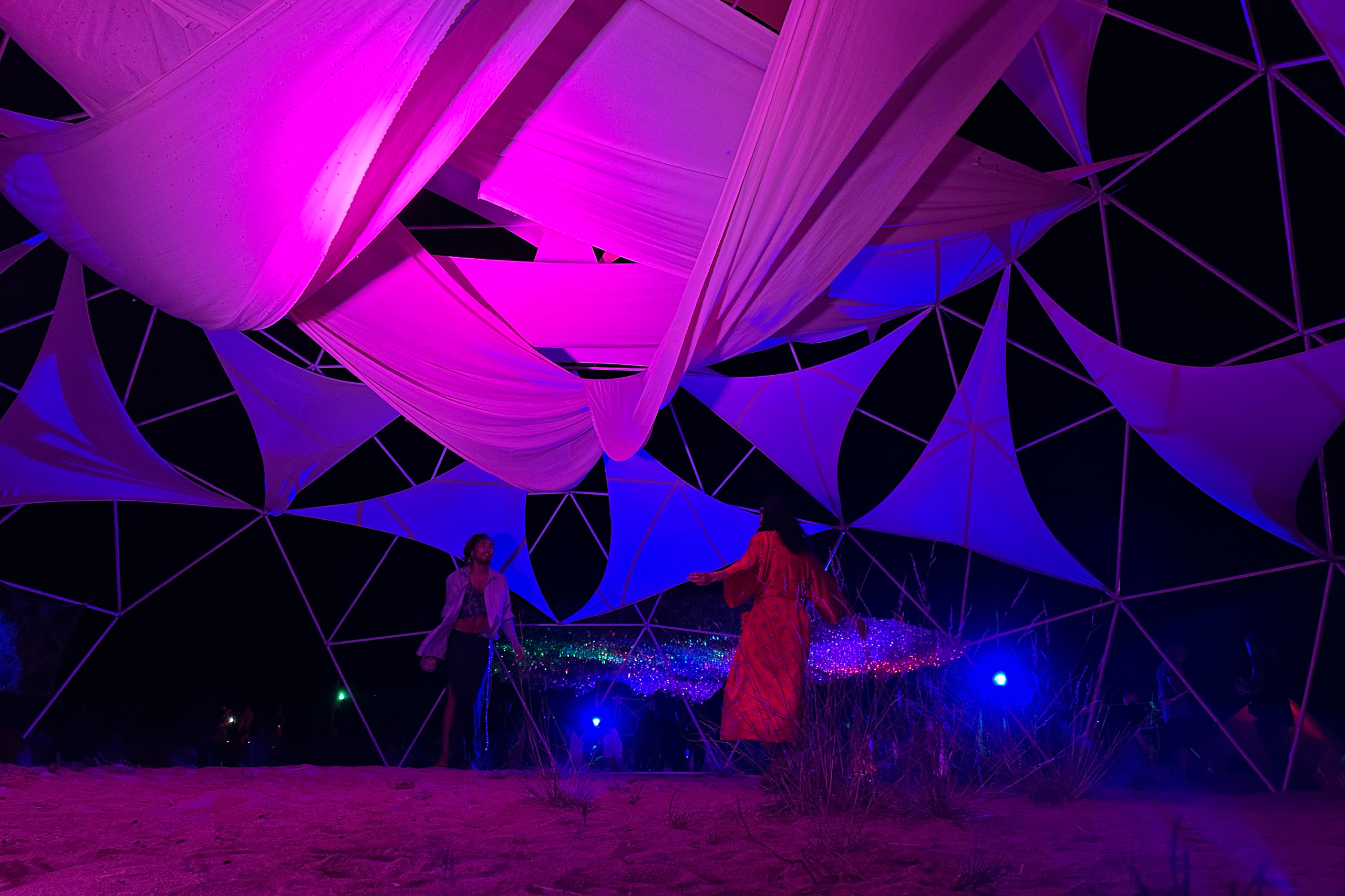 Полотна подсвечены фиолетовым прожектором на Көлфест