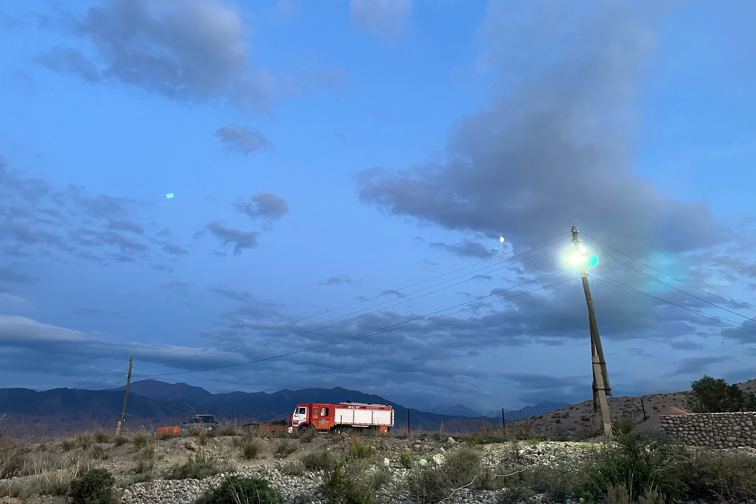 Пожарная машина на фестивале Көлфест в закатных лучах