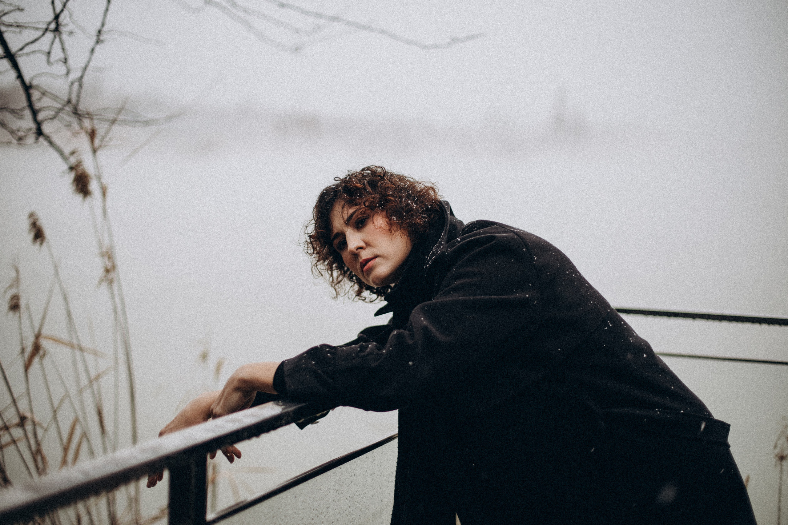 Фотосессия для женщин: нежные, стильные, атмосферные кадры. Индивидуальная съёмка, портреты, студийные и уличные фото. Красота, уверенность, естественность. Услуги фотографа в Краснодаре, профессиональная обработка снимков.