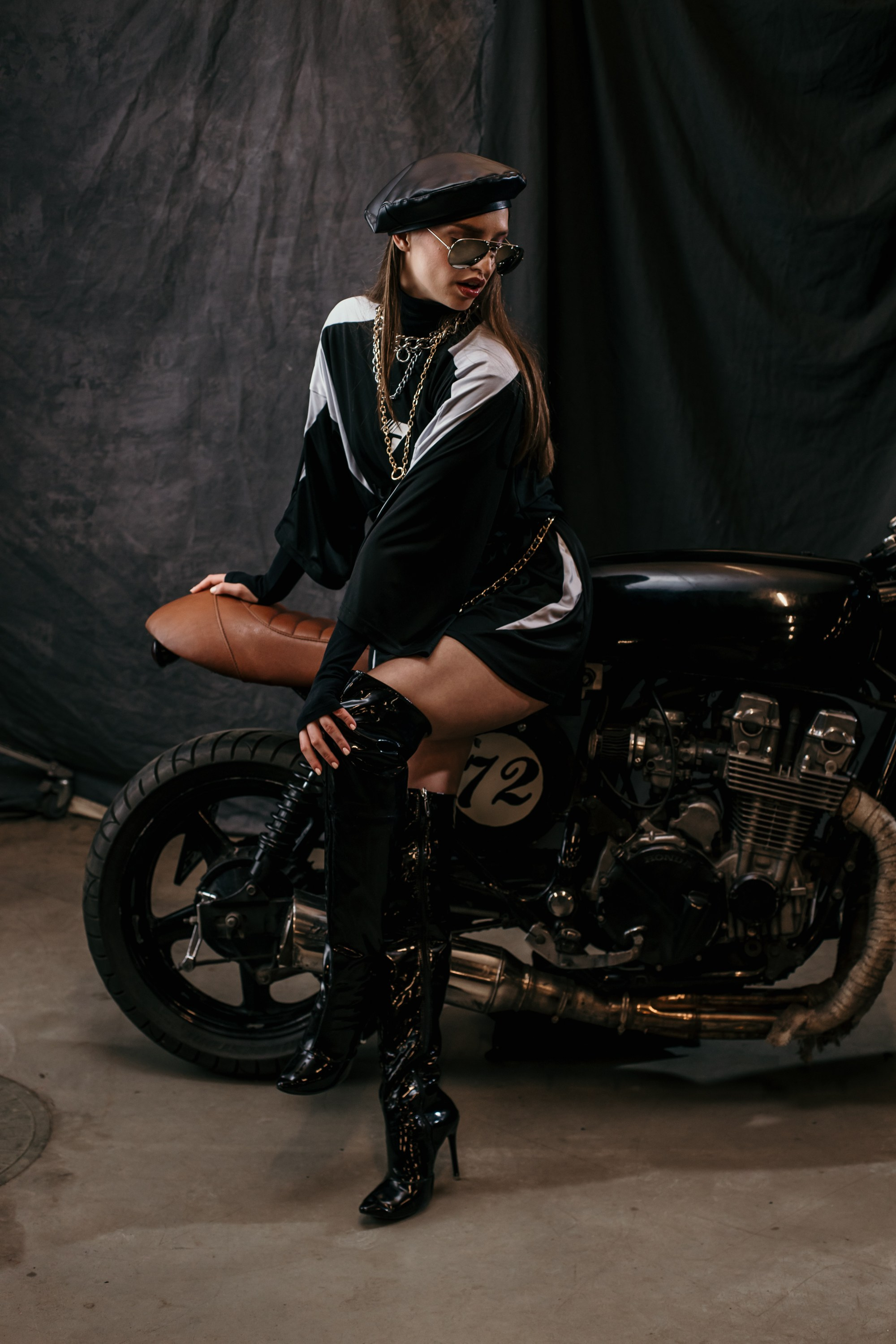 Девушки-байкеры — Фотосессия с мотоциклом в Питере. Свадебный, семейный, портретный, репортажный фотограф в Санкт-Петербурге