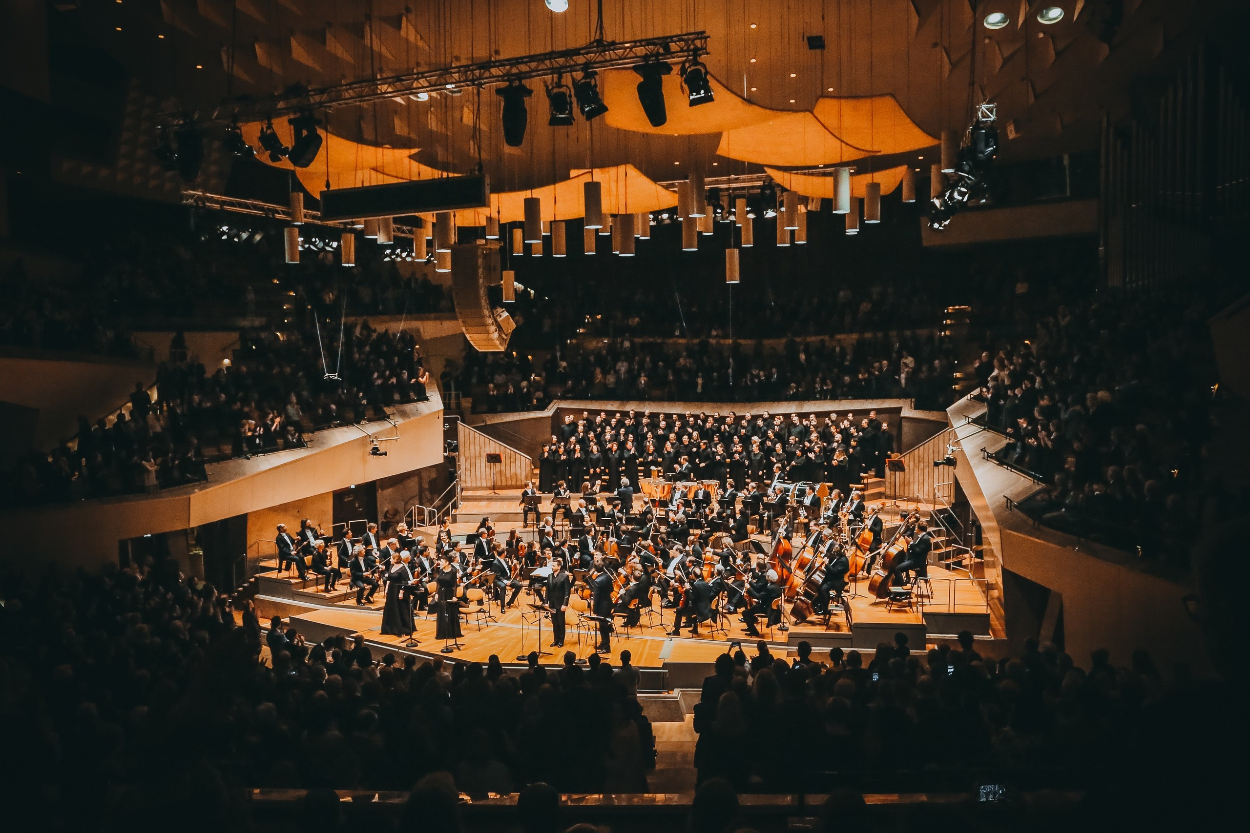 Теодор Курентзис исполнил вердиевский Реквием с берлинскими филармониками. Дарья Письменюк / Darya Leitstern — фотограф, музыкант, журналист, путешественник