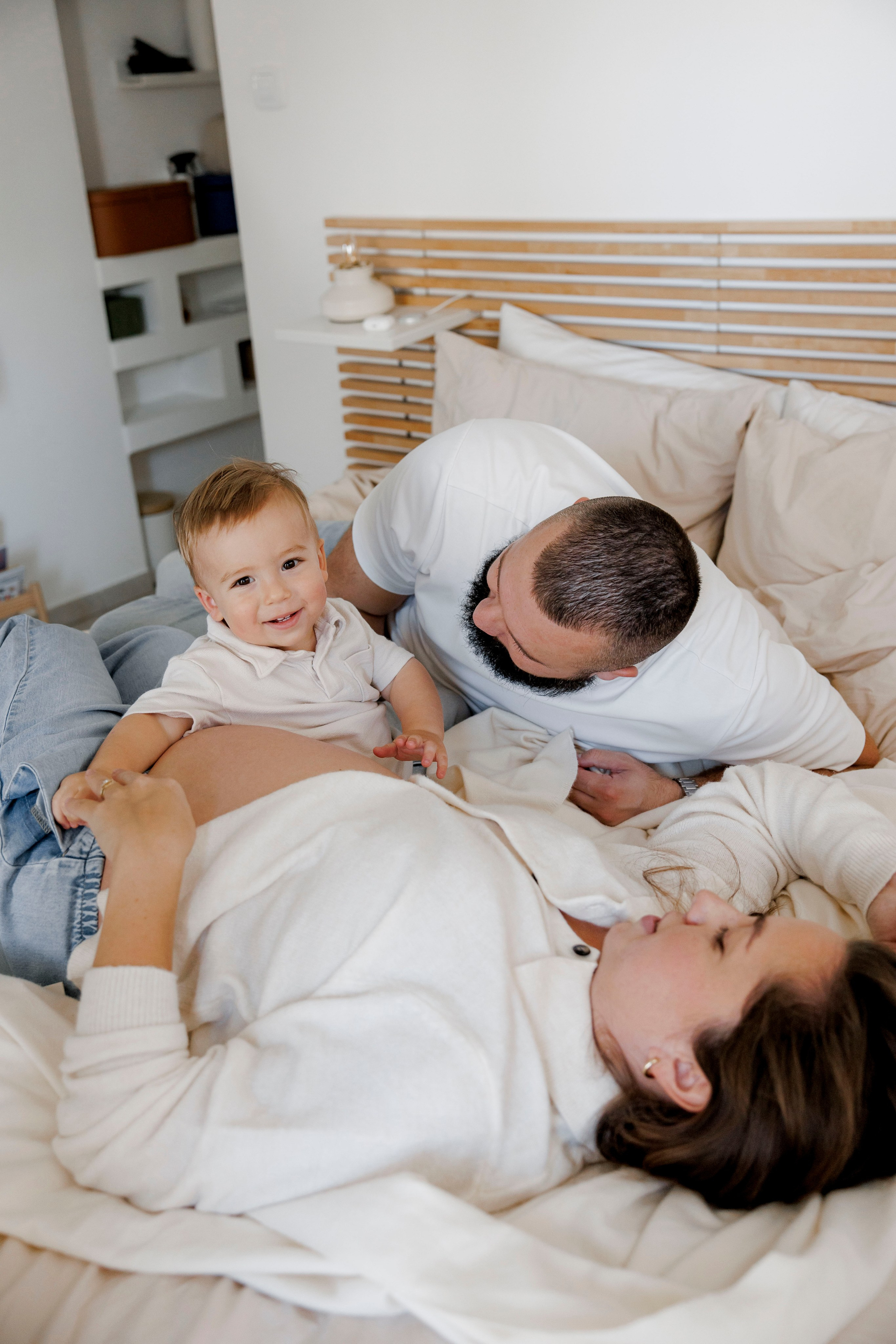 Pregnancy & Family photoshoot at home. Wedding and family photographer