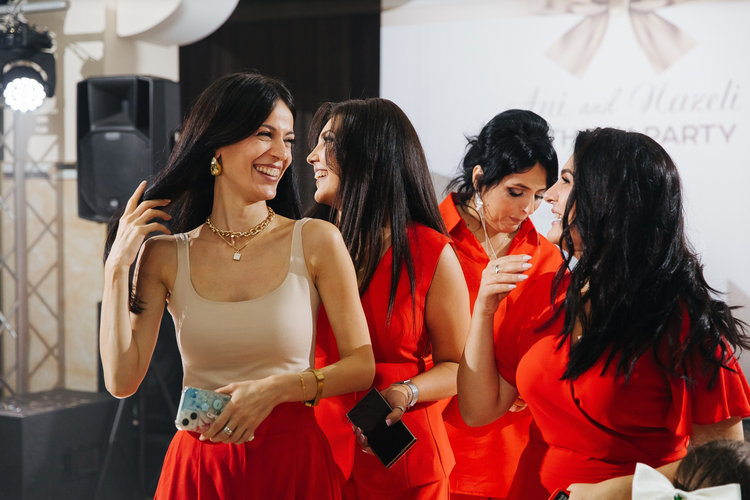 Ани и Назели. 35&5 День рождения, «Янтарь». Фотограф в Красноярске Надежда Воскресенская