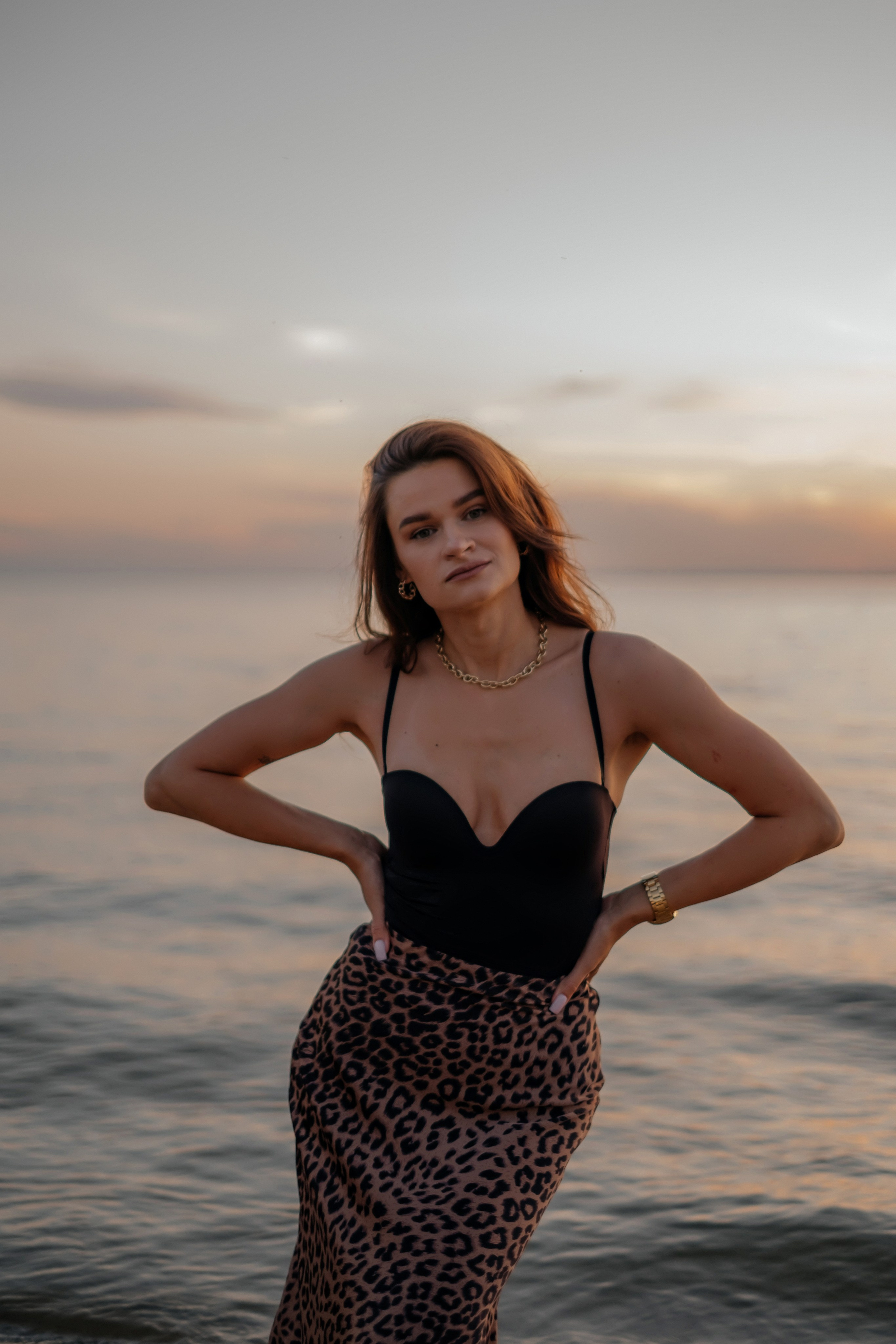 Катя с дочками на берегу. Фотограф в Новосибирске Диана Ильиных