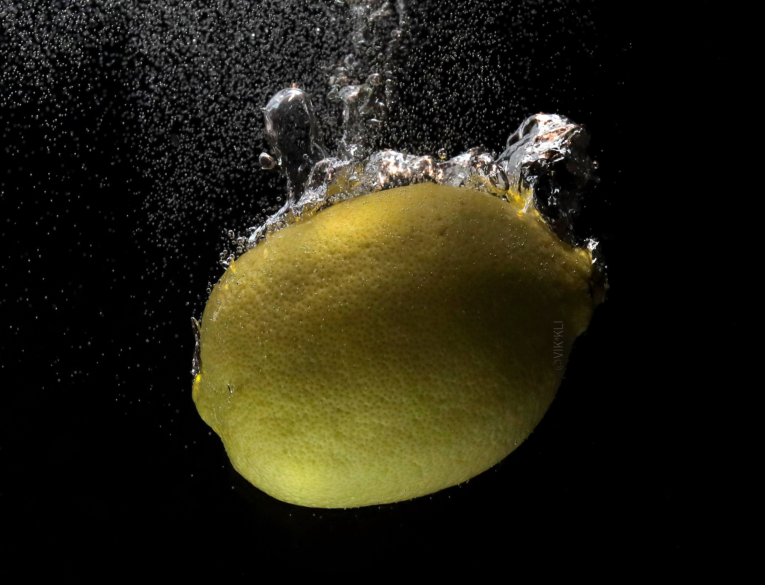 Лимон, упавший в воду. Фото с заморозкой движения. Предметное фото. Freezing motion photo. photo stopping motion.