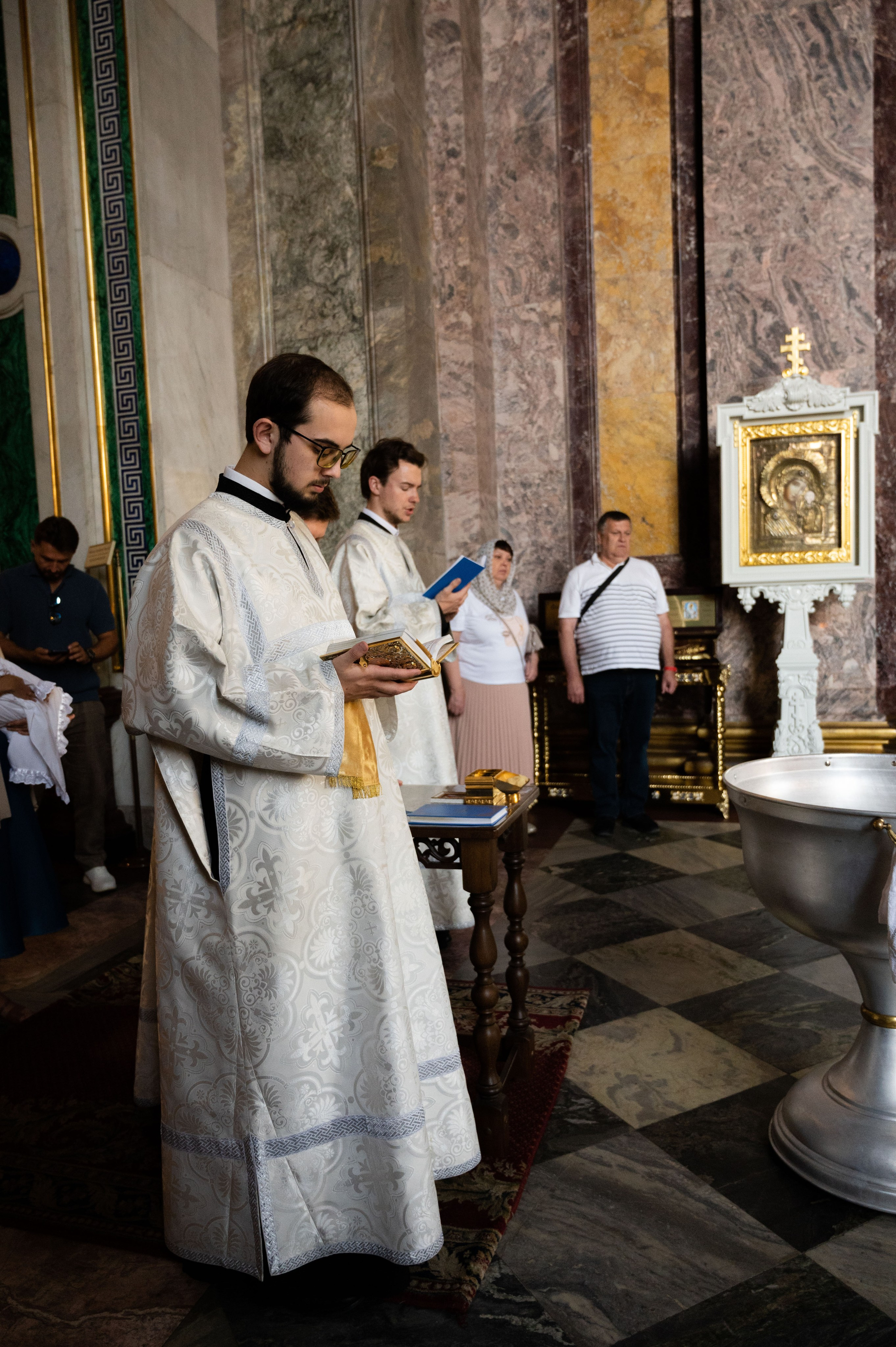 Крещение. Профессиональный фотограф беременности в СПБ. Стильные фотосессии беременности в стиле минимализм и классическая фотография