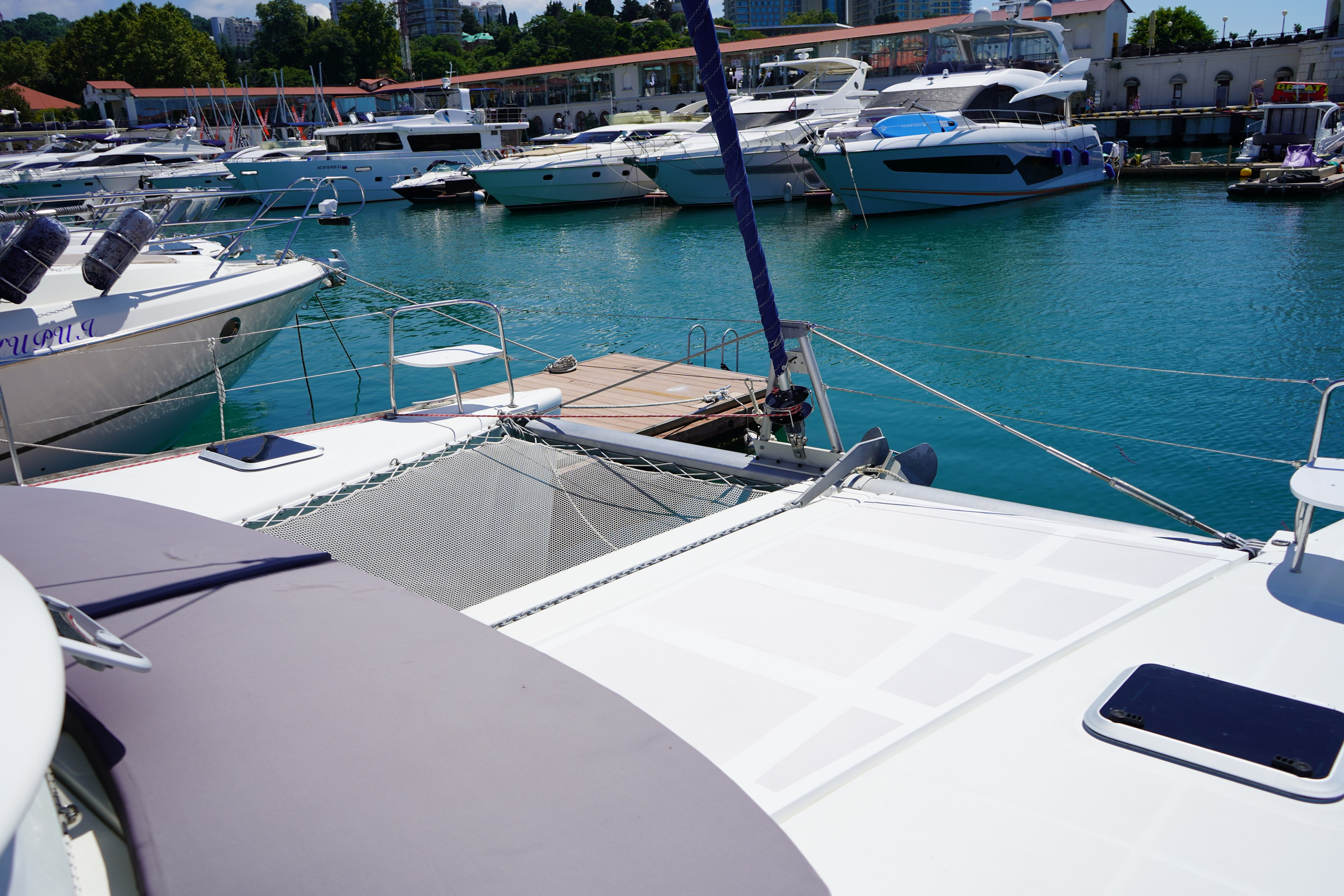 Катамаран Скарлетт о Хара Аренда Яхты в Сочи Яхтанаморе YACHTANAMORE