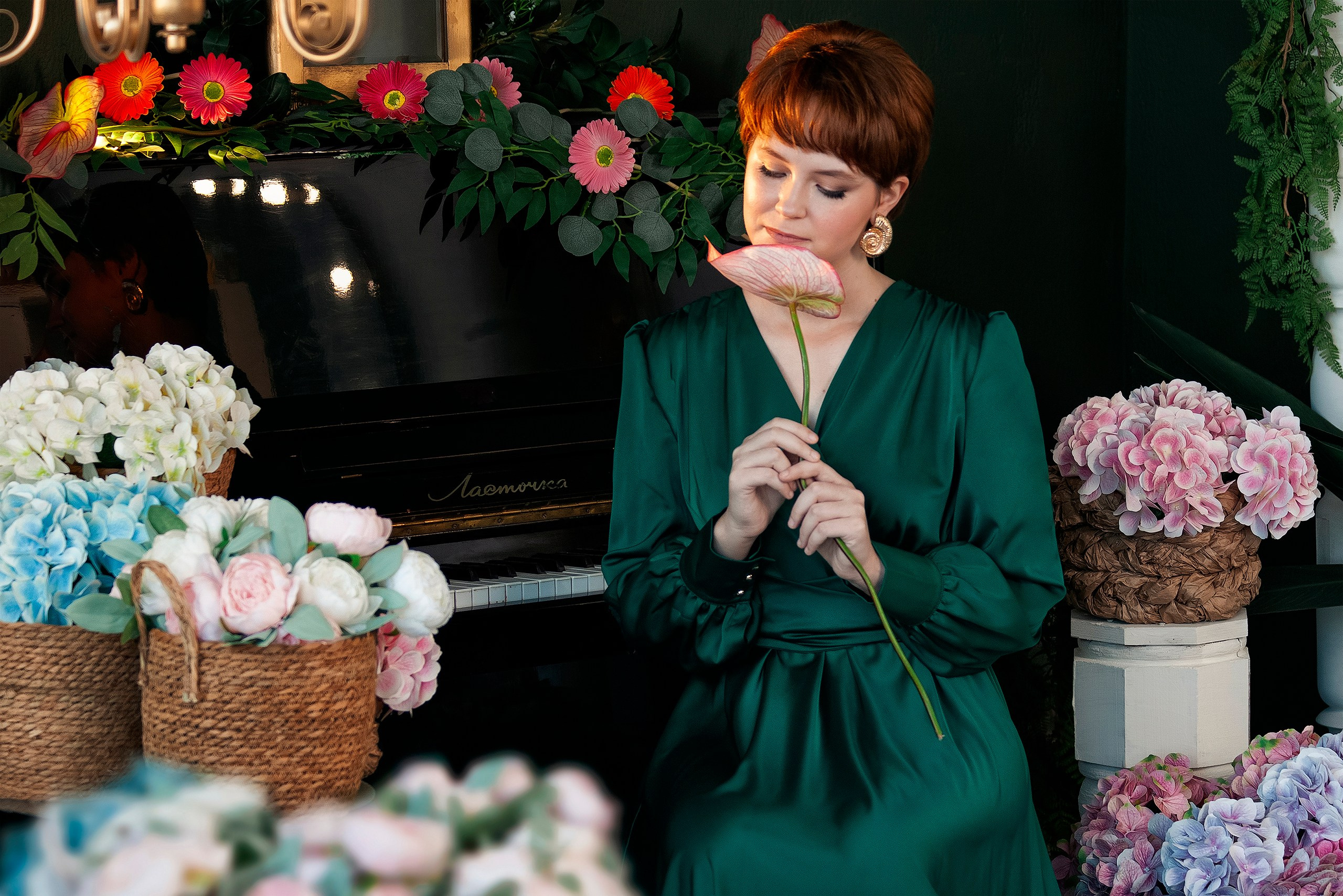 Девушка нюхает цветы - фотосессия в фотостудии