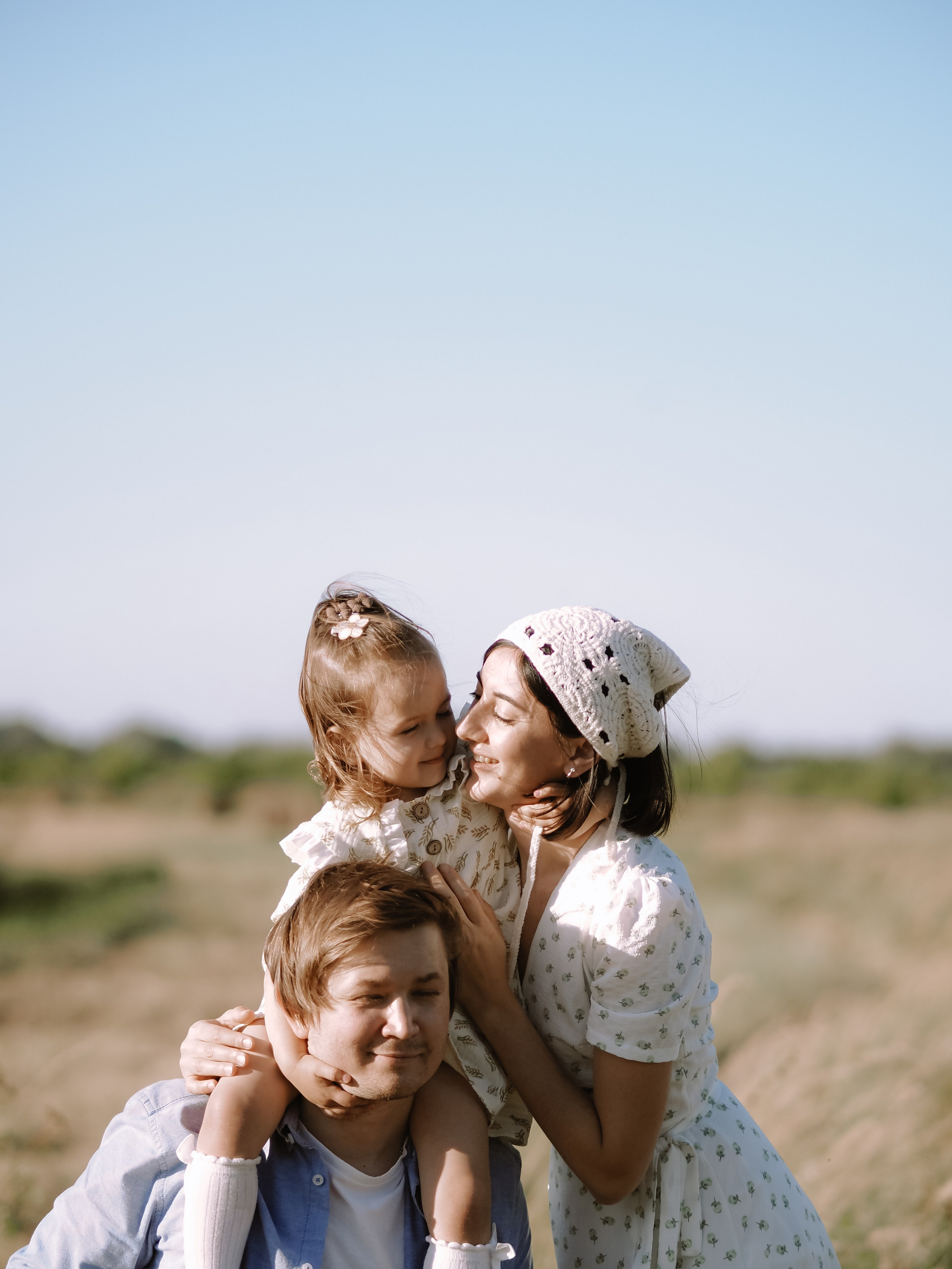 Гоняться по полю на тачке с мамой и папой. Обижаться. Смеяться. Фотограф Рязань. Семейный Свадебный фотограф