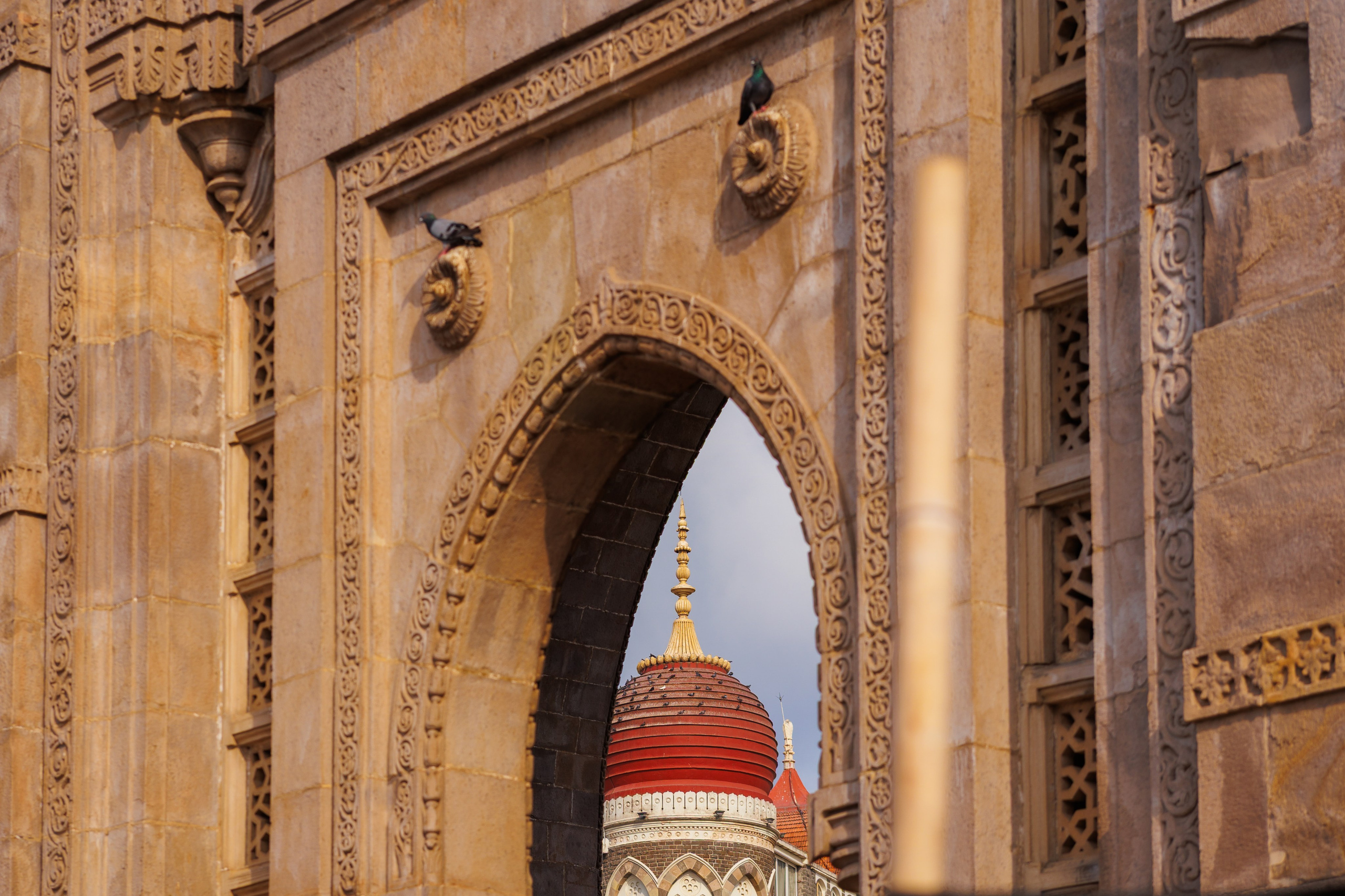 Храм в Индии на рассвете, мягкий свет, визуальное исследование