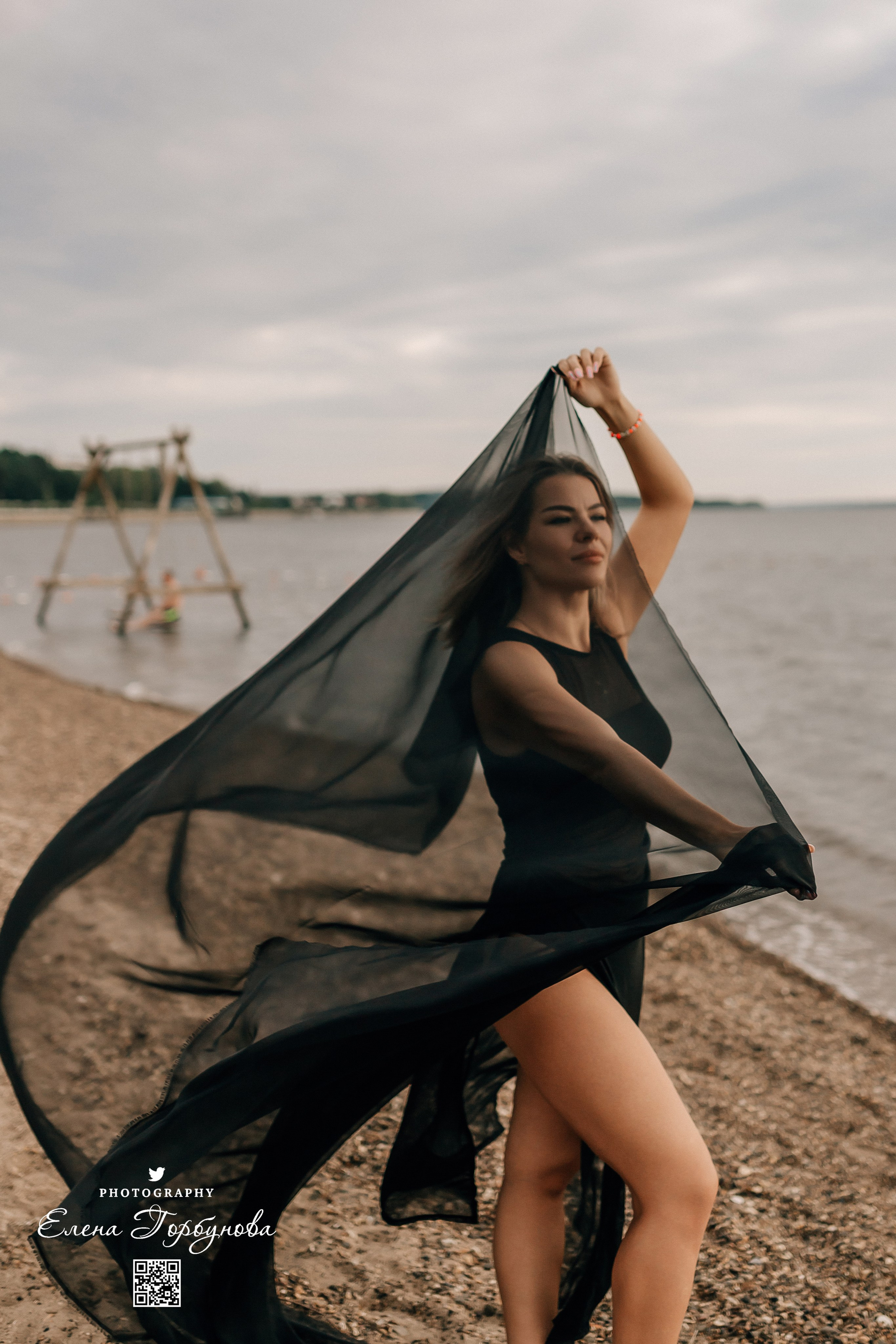 Черная серия с тканью. Набережная. Александра и Таисия. Июль 2025 г. Фотограф Пермь. Свадьбы. Семья и дети, школа, д. сад. Фотокниги