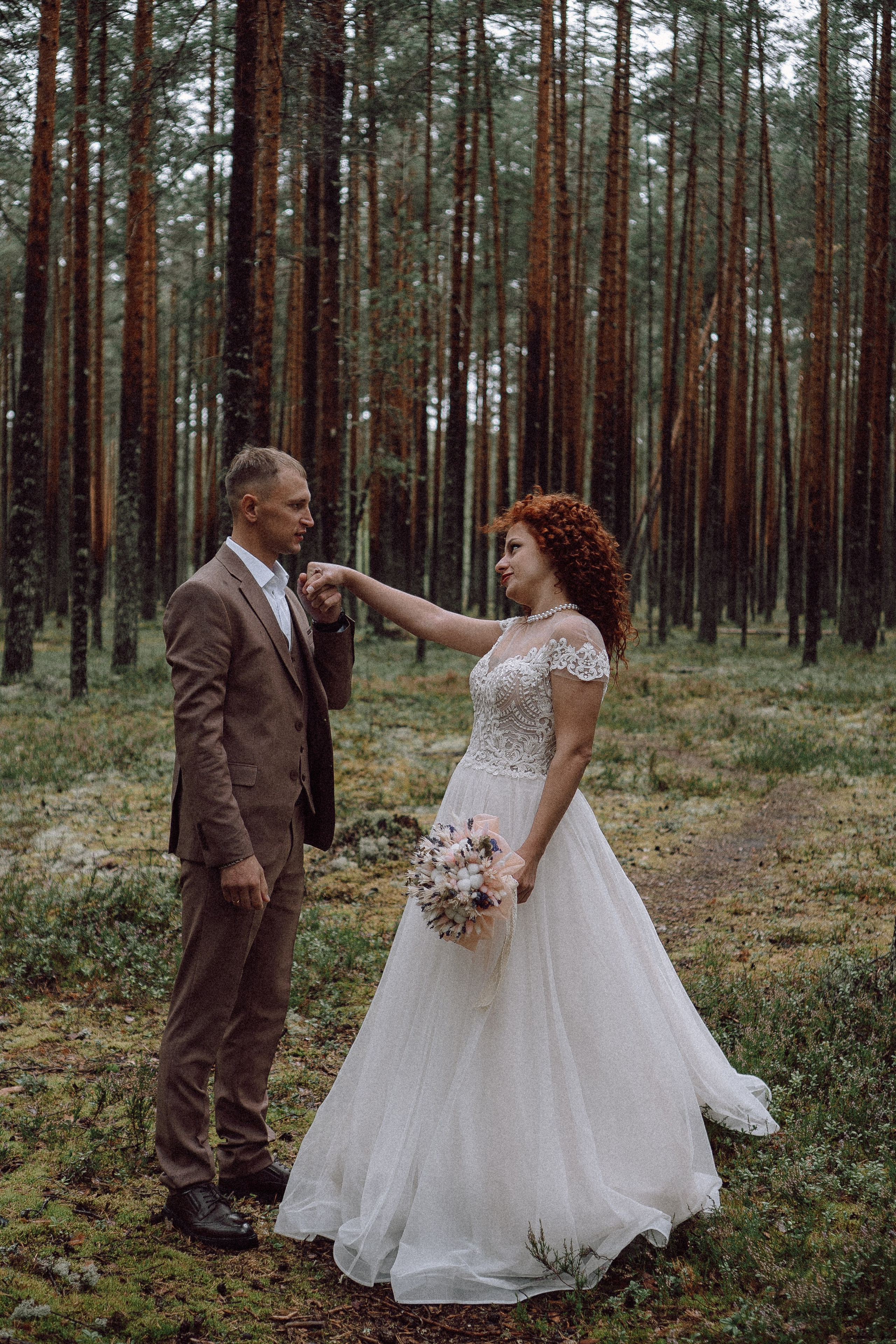 СВАДЕБНАЯ ФОТОСЕССИИЯ ПАРЫ В ГОРОДЕ ПРИОЗЕРСК В СОСНОВОМ ЛЕСУ И С ПИКАПОМ. Профессиональный фотограф, Санкт-Петербург — Виктория Богомолова
